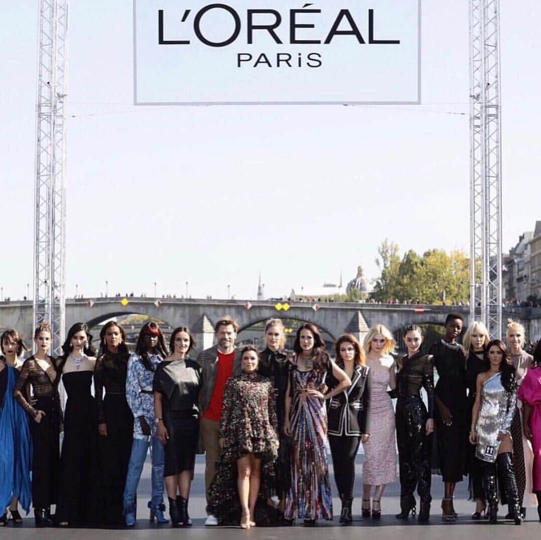 エル・ファニングさんのインスタグラム写真 - (エル・ファニングInstagram)「La Seine La Seine La Seine 🌊 What a beautiful day, walking beside these powerful ladies to celebrate all women for Le Défilé L’Oréal Paris!!! @lorealmakeup @lorealhair #lorealpfw」10月1日 15時56分 - ellefanning