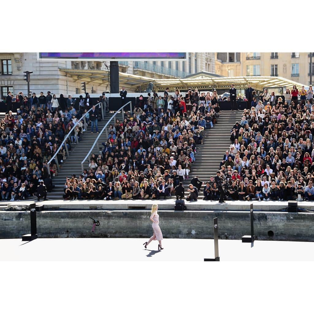 エル・ファニングさんのインスタグラム写真 - (エル・ファニングInstagram)「La Seine La Seine La Seine 🌊 What a beautiful day, walking beside these powerful ladies to celebrate all women for Le Défilé L’Oréal Paris!!! @lorealmakeup @lorealhair #lorealpfw」10月1日 15時56分 - ellefanning