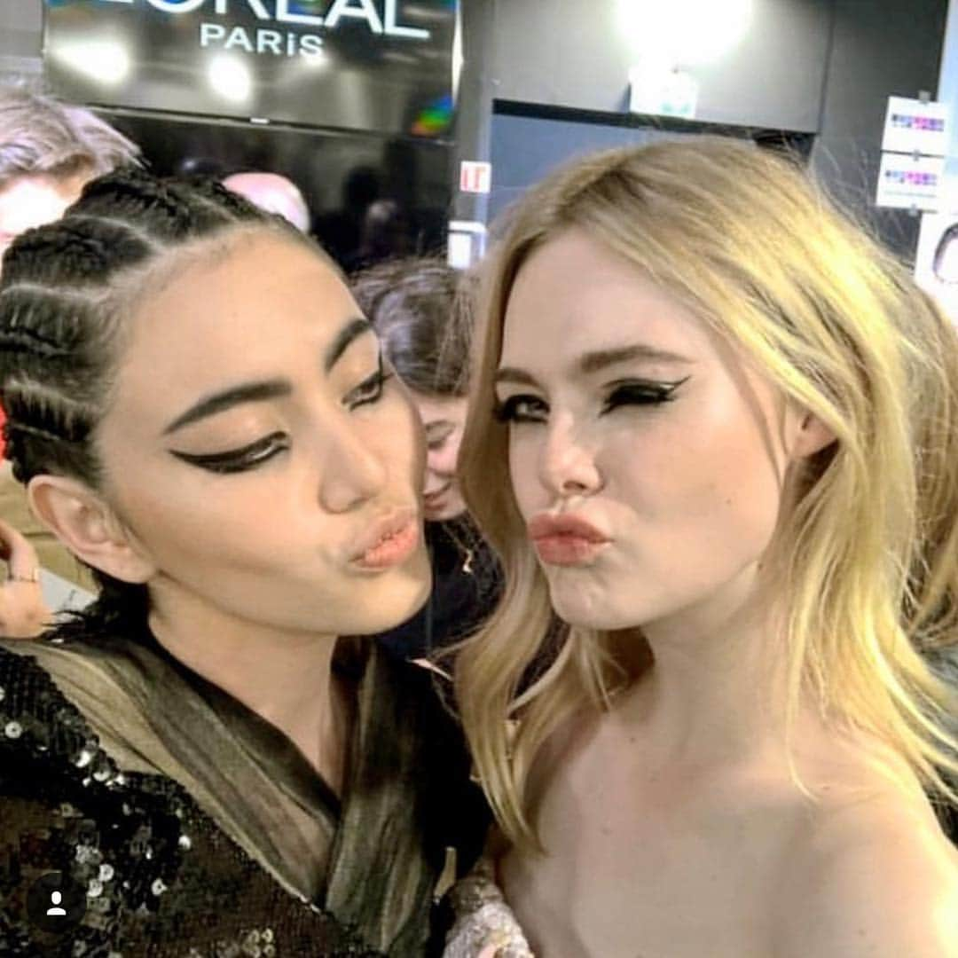 エル・ファニングさんのインスタグラム写真 - (エル・ファニングInstagram)「La Seine La Seine La Seine 🌊 What a beautiful day, walking beside these powerful ladies to celebrate all women for Le Défilé L’Oréal Paris!!! @lorealmakeup @lorealhair #lorealpfw」10月1日 15時56分 - ellefanning