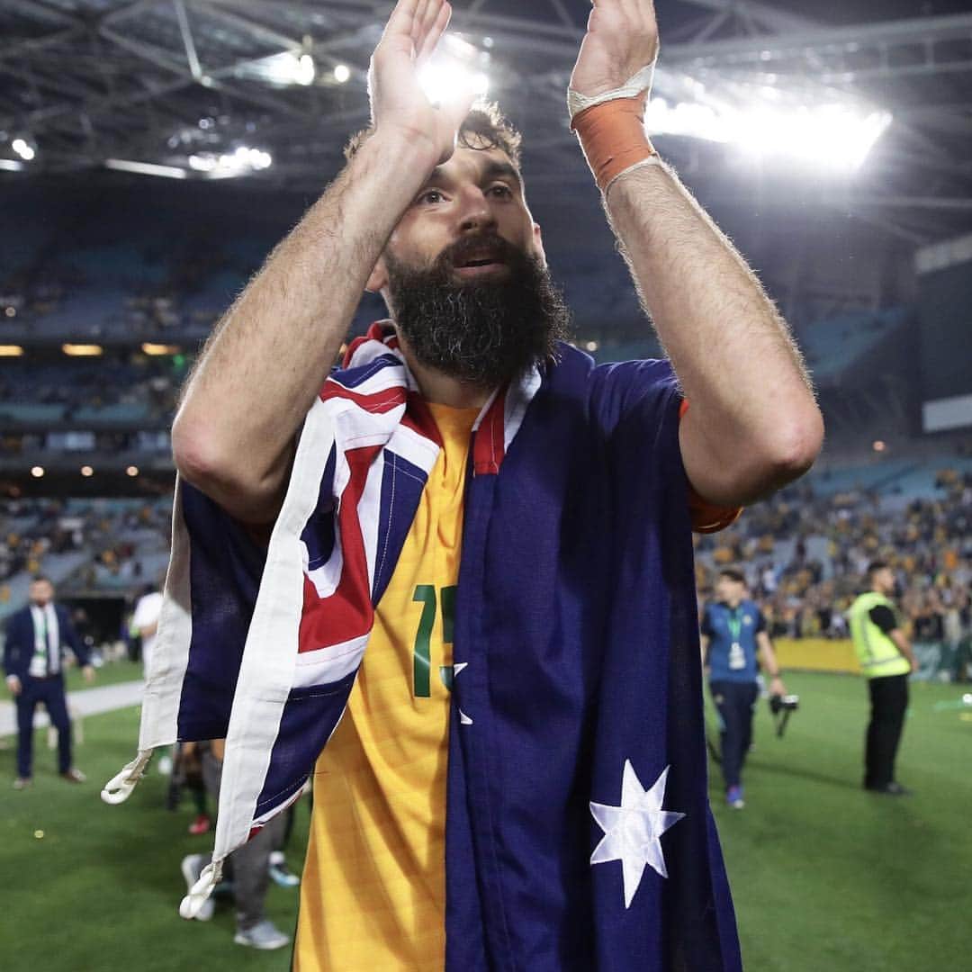 ミル・ジェディナクのインスタグラム：「I can confirm that after much deliberation I have made the decision to retire from playing international football. As a young boy growing up it was my dream to play for Australia and to pull on the famous green and gold shirt to represent my country. To have been given the opportunity to not only fulfil that dream, but to have done it 79 times, and many of which as captain, makes me incredibly proud and thankful. The countless unbelievable moments that I have experienced will stay with me forever, and I can honestly say that looking back I’ve had some of the best times of my life on the pitch playing for the Socceroos. It is an enormous privilege to represent your country and one I did not take lightly. Words will never be able to do justice the feeling of immense pride I felt when representing Australia. I gave everything I had in every single game I played to try and achieve success for our nation.  However, after a huge amount of time reflecting and discussing with those closest with me, I feel that it is the right time to move aside in order to focus on my club football and prolonging that journey. Looking back, I feel blessed to be able to leave with memories that will last a lifetime. The feeling of captaining our country to Asian Cup glory in 2015, and to have been able to contribute to achieving success for Australia, will stay with me forever.  Additionally being able to captain the team, and score, in two World Cups is something I could only have dreamed about as a boy. There are just too many highlights to mention them all. I would like to thank all of those who helped make it all possible. Thank you to everyone at the FFA, the team management and all of my teammates throughout the years. It’s been an incredible journey alongside you all. Thank you to my family for your unwavering love and support throughout my international career.  And finally I have to say a special thank you to the Australian fans for believing in me and supporting me through thick and thin. I’ve tried to do you all proud every time I’ve stepped out on to the pitch. We have an exciting generation of players coming through and I now can’t wait to support the team in the future 🇦🇺」