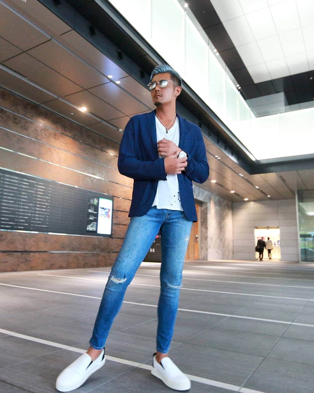 Naoki Kiriiのインスタグラム：「. ootd ネイビー ホワイト ブルー . #ootd」