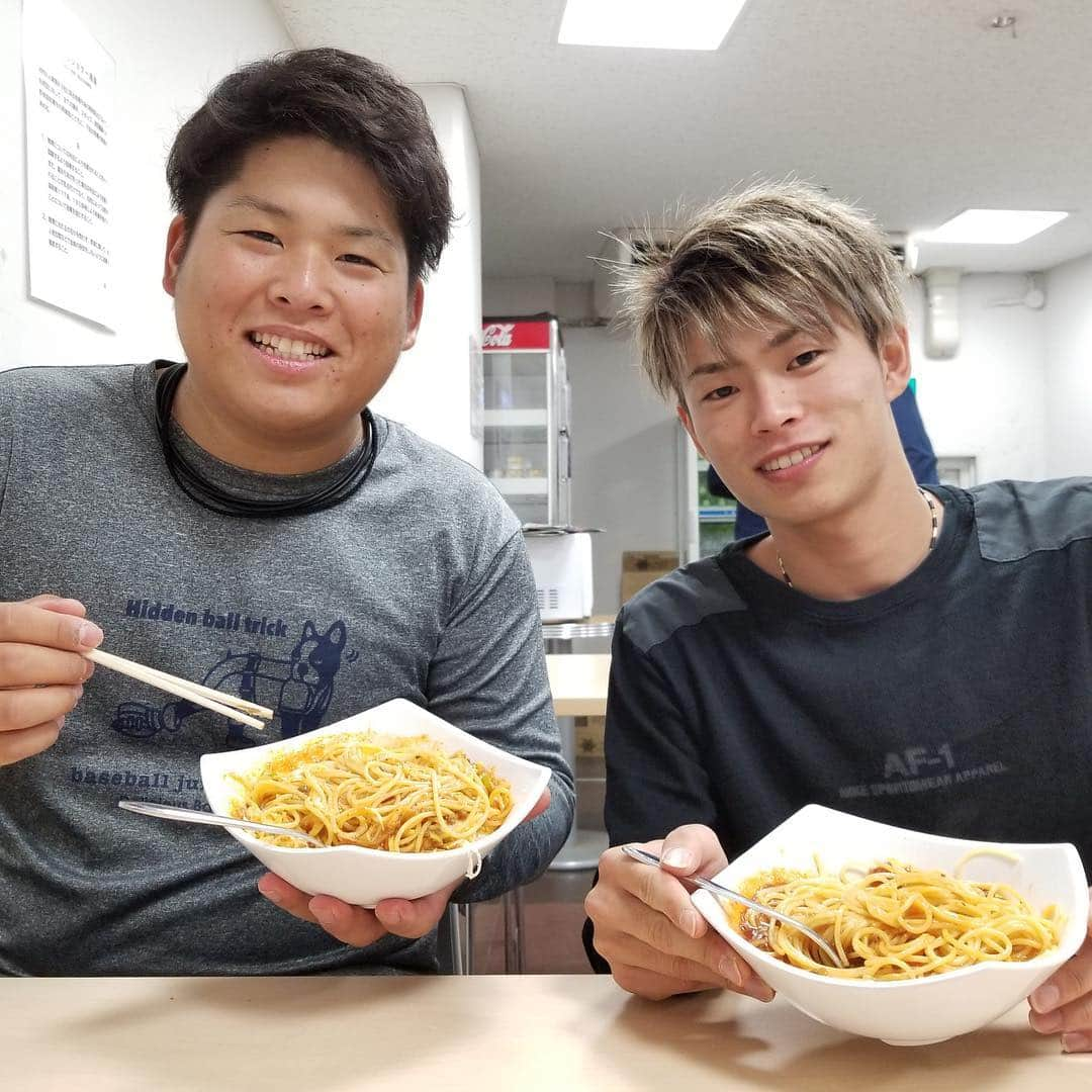 オリックス・バファローズさんのインスタグラム写真 - (オリックス・バファローズInstagram)「#澤田圭佑 #山岡泰輔 #試合前 #エネルギー補給 #こだわりトッピング #澤ちゃんスペシャル #胡椒 #粉チーズ #Bs2018 #buffaloes #baseball #ORIX #プロ野球」10月1日 17時24分 - orix_buffaloes