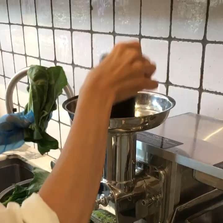 livingorganics juice&place 芦屋のインスタグラム：「朝晩肌寒くなってきましたね💦 当店人気NO.1のケールデトックス❗️ 一日のうち一食置き換えされるだけでもお通じが良くなりお腹周りもスッキリ✨何より抗酸化作用が高く今の時期には欠かせない免疫力アップにも期待大です！ご注文を頂いてからお作りしてます😋お電話にてご予約頂けますとスムーズな受け渡しが可能です☺️ 是非お立ち寄り下さいませ😉🌟 ◎最寄駅/JR芦屋南口から徒歩5分・阪神芦屋から徒歩7分 #livingorganics#livingorganic#cafe#coldpressedjuice#healthyfood#coffee#arabicacoffee#soylatte#smoothie#yoga#vegan#maron#パフェ#芦屋#コールドプレスジュース#detox#デトックス#クレンズ」