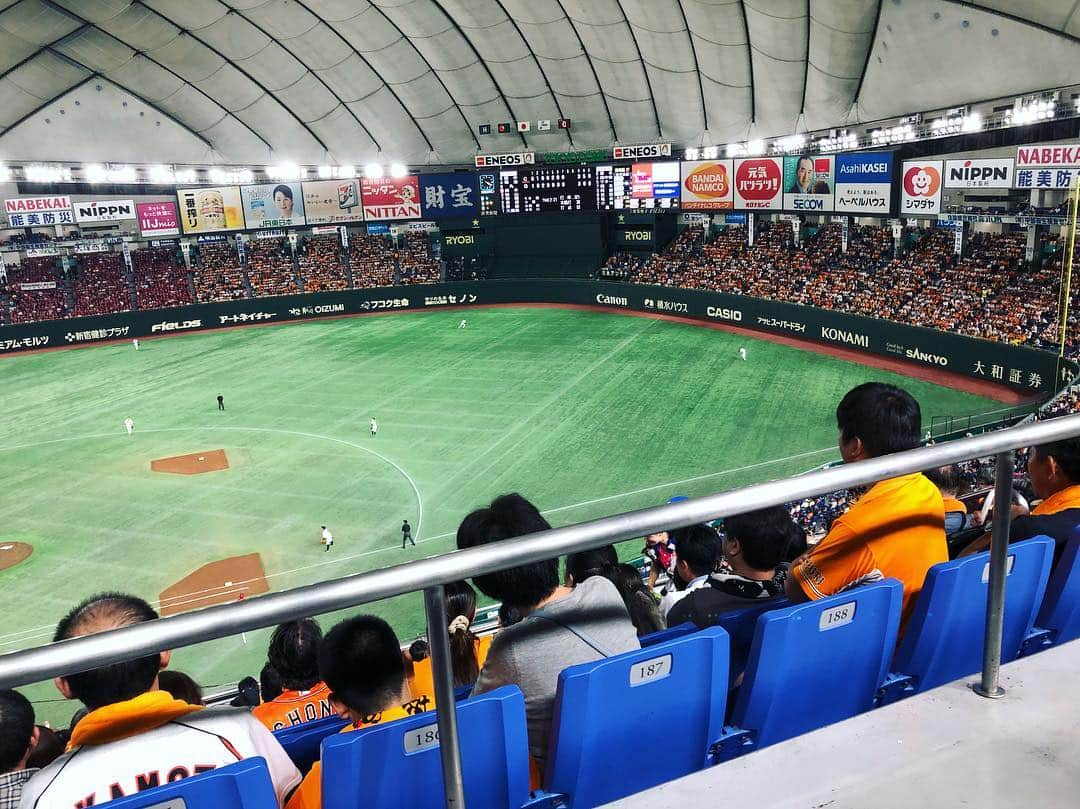 新矢皐月さんのインスタグラム写真 - (新矢皐月Instagram)「東京ドームへ⚾️ . . 売り子時代の同期が 昨日でほとんどが卒業とのことで 久し振りに同期が集まりました☺️ . . 売り子のみんな すっごいキラキラしてた🤩 . あの辛さを分かるから 本当に何年も続けていて すごいなと思いました😭✨ . 卒業本当におめでとう！！ お疲れ様！！！ . 最近お酒飲めないからカップだけ買ってたけど笑 . . みんなに会えて嬉しかったし 声かけてくれて嬉しかった💖 また会いたいなぁ☺️ . . そして1シーズンしかやってなかったのに 覚えてくれたお客さんとかいて 嬉しかった(´；ω；`) . . 本当にいいバイトだったなぁと . . #東京ドーム #売り子  #同期  #卒業 #お疲れ様 . #followｍe #f #l #japan #japanesegirl #巨人戦 #⚾️」10月1日 18時01分 - araya_satsuki