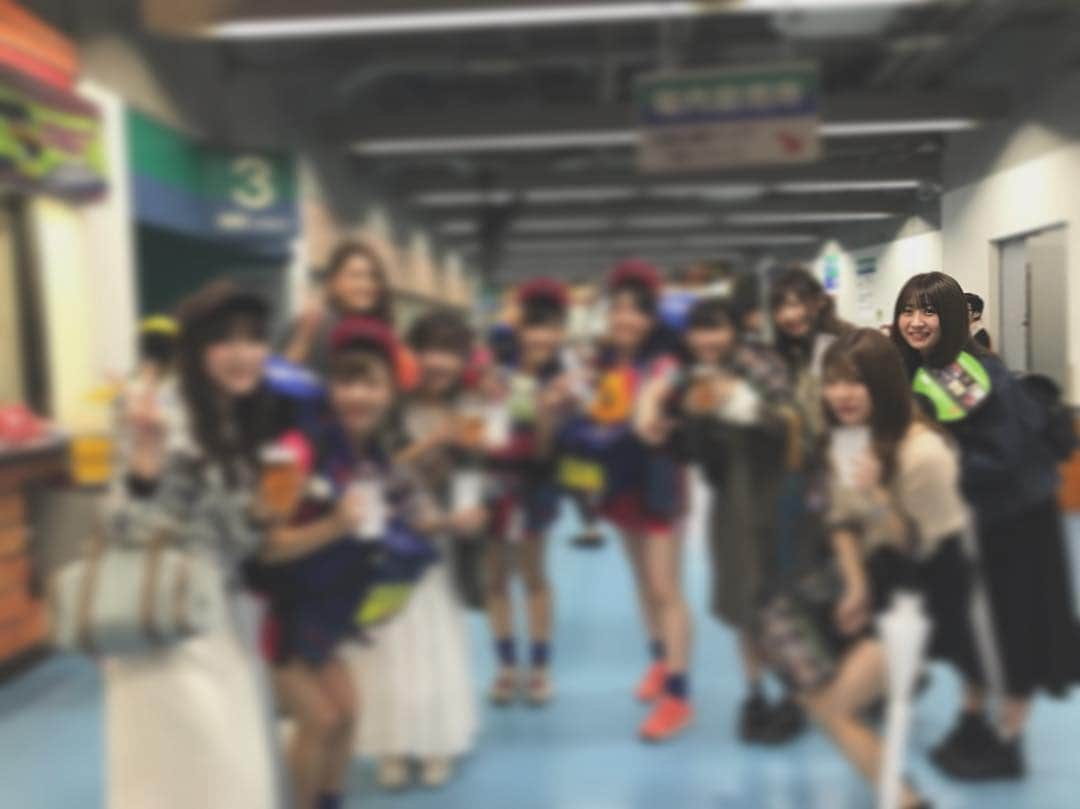 新矢皐月さんのインスタグラム写真 - (新矢皐月Instagram)「東京ドームへ⚾️ . . 売り子時代の同期が 昨日でほとんどが卒業とのことで 久し振りに同期が集まりました☺️ . . 売り子のみんな すっごいキラキラしてた🤩 . あの辛さを分かるから 本当に何年も続けていて すごいなと思いました😭✨ . 卒業本当におめでとう！！ お疲れ様！！！ . 最近お酒飲めないからカップだけ買ってたけど笑 . . みんなに会えて嬉しかったし 声かけてくれて嬉しかった💖 また会いたいなぁ☺️ . . そして1シーズンしかやってなかったのに 覚えてくれたお客さんとかいて 嬉しかった(´；ω；`) . . 本当にいいバイトだったなぁと . . #東京ドーム #売り子  #同期  #卒業 #お疲れ様 . #followｍe #f #l #japan #japanesegirl #巨人戦 #⚾️」10月1日 18時01分 - araya_satsuki