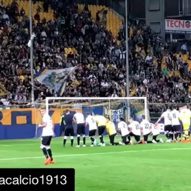 マッシモ・ゴッビのインスタグラム：「🙌🏻🙌🏻🙌🏻 #Repost @parmacalcio1913 with @get_repost ・・・ 💪🏻💛💙 #ChinoisiAmo #ForzaParma」