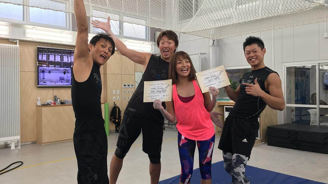 きのせひかるさんのインスタグラム写真 - (きのせひかるInstagram)「♥︎﻿ ﻿ 名古屋にある﻿ 空中ブランコフィットネス﻿ (@flynfittrapezestudio )さんへ﻿ お邪魔してきました🎪﻿ ﻿ ポールダンスの﻿ トモ先生(@pldtomo )﻿ ノリ先生(@pldnori )﻿ のインスタグラムで見て以来﻿ ずっと興味があったのです🎠﻿ ﻿ まずはその高さにビックリ！﻿ そしてブランコの重さに驚愕！﻿ 遠心力でカラダが持って行かれます😱﻿ ﻿ だけれど﻿ 先生の合図どおりに﻿ カラダを動かすと…﻿ ﻿ なんとも不思議な無重力体験🤸‍♀️﻿ ﻿ 最後には﻿ サーカスで見たことがある﻿ 向こう側との｢キャッチ！｣も成功し﻿ 賞状と動画までいただけました🏅﻿ ﻿ (ほんとうは最後にもうひとつ別の技にも挑戦したのだけれど、キャッチできず落下😭)﻿ ﻿ こんなに度胸を試されるフィットネスって﻿ ほかにないです！笑﻿ ﻿ 勇気を使う﻿ 何かを教わる﻿ 新しいことを始める﻿ ってとても気持ちがいいですね💞﻿ ﻿ お仕事が忙しくて(ありがたや〜🙏)﻿ なかなか行けていない﻿ ポールダンス﻿ エアリアルフープが﻿ 恋しくてたまらなくなりました。﻿ ﻿ 大阪に帰ったら、もう一度﻿ スイートピア(@sweetpi_a )へ行こうっ💜﻿ ﻿ #空中ブランコ #空中ブランコ名古屋  #フィットネス #ジム #度胸だめし  #ポールダンス #エアリアルフープ  #エアリアルシルク #エアリアルティシュー #エアリアルヨガ #エアリアルリング #新しいことに挑戦 #勇気が欲しい」10月1日 18時09分 - hikarukinose