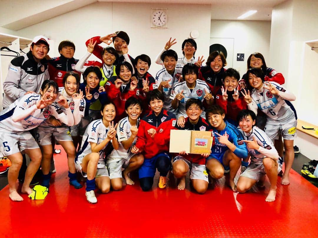 和田奈央子のインスタグラム：「昨日の長野戦でしのさん、なでしこリーグ300試合達成😳⚽️ レジェンドすぎるー！ おまけは諏訪湖SAでの昨日ワンゴールのめばちゃん🤣💗 #なでしこリーグ #ノジマステラ神奈川相模原 #300試合 #大野忍 #田中萌」