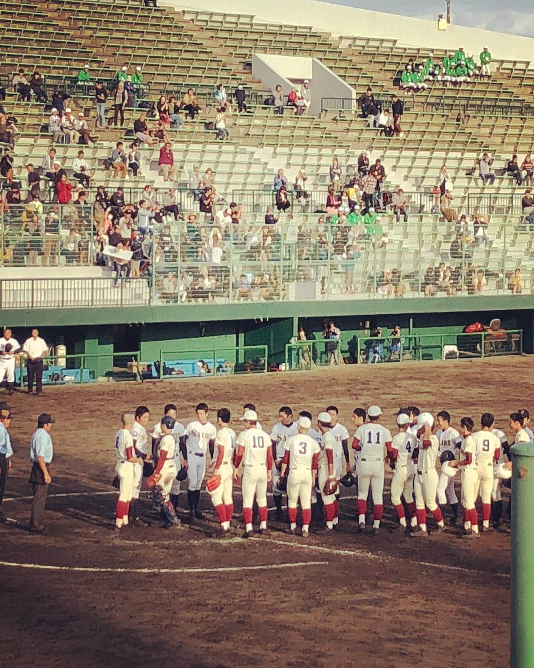 美甘子さんのインスタグラム写真 - (美甘子Instagram)「第2試合は故郷愛媛の済美vs高岡商 一回に2-2でそのまま接戦。9回裏で済美がサヨナラ勝ち！ #やれば出来るは魔法の合言葉 をまた証明してくれました。次は大阪桐蔭と！甲子園のリベンジしてほしい！  デジタル一眼レフカメラ📷を持って行ったので、沢山試合の写真を撮りました。下関国際と済美が多めですが。東京に戻ったらまたアップしてみます。台風の影響で今日は2試合のみ。国体高校野球は10/3までなので準決勝と決勝は無し。勝ち残った4チームみんな1位だそうです。4チームだけじゃなく、国体出たチームみんな1位！！ #済美  #高岡商業 #福井国体 #福井国体高校野球」10月1日 18時05分 - rekish_mikako