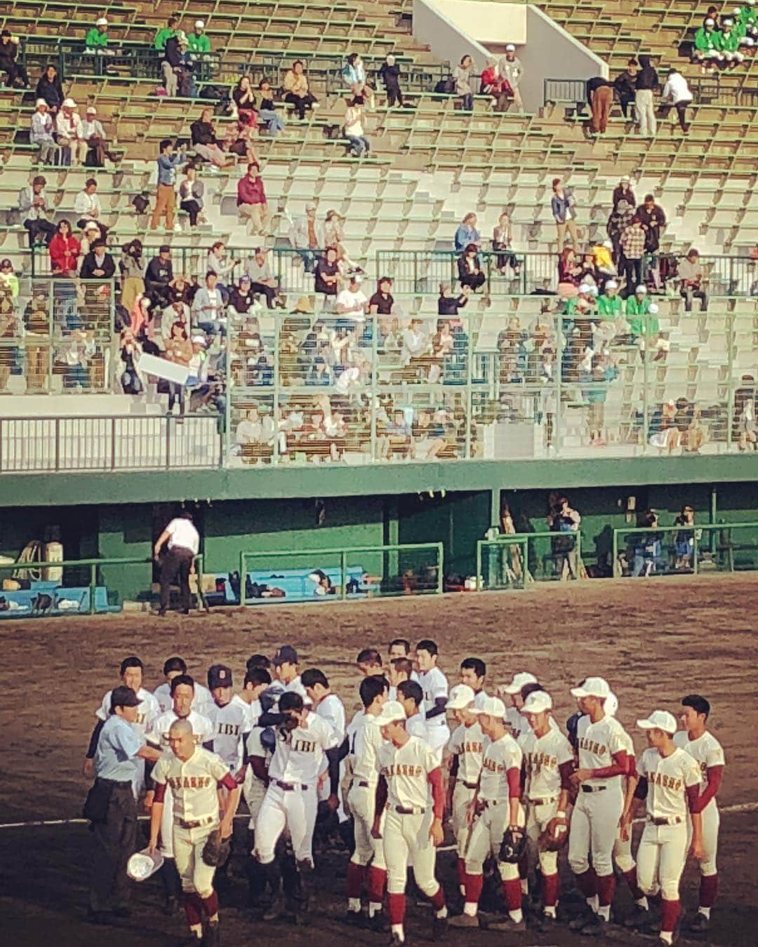 美甘子さんのインスタグラム写真 - (美甘子Instagram)「第2試合は故郷愛媛の済美vs高岡商 一回に2-2でそのまま接戦。9回裏で済美がサヨナラ勝ち！ #やれば出来るは魔法の合言葉 をまた証明してくれました。次は大阪桐蔭と！甲子園のリベンジしてほしい！  デジタル一眼レフカメラ📷を持って行ったので、沢山試合の写真を撮りました。下関国際と済美が多めですが。東京に戻ったらまたアップしてみます。台風の影響で今日は2試合のみ。国体高校野球は10/3までなので準決勝と決勝は無し。勝ち残った4チームみんな1位だそうです。4チームだけじゃなく、国体出たチームみんな1位！！ #済美  #高岡商業 #福井国体 #福井国体高校野球」10月1日 18時05分 - rekish_mikako