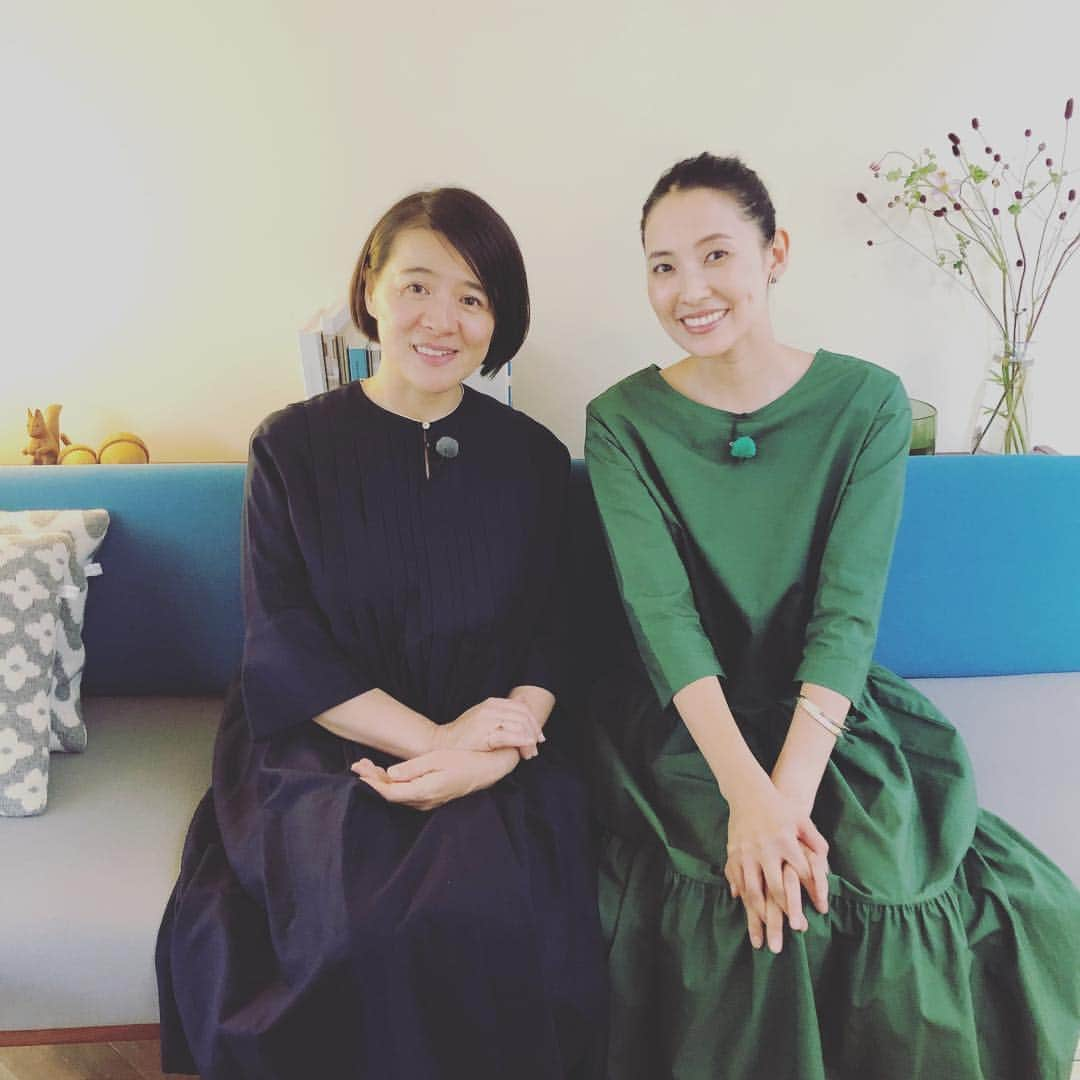 浜島直子さんのインスタグラム写真 - (浜島直子Instagram)「今日は暮らしのレシピのナレーション入れ。 10月のゲストは、北欧雑貨店SPOONFULオーナーの、おさだゆかりさん。( @spoonful321 ) 以前別の番組でもご自宅にお邪魔したことがあり、そのセンスの良さに泡を吹いて倒れそうになった記憶あり〼。 (リビングの床がヘリンボーンだから、もし倒れてもオサレな倒れ姿に違いない🤣❤️ ) 1年のうち2ヶ月は北欧に買い付けに行くというおさださん。 そのセンスある物選びや、北欧のゆったりとした時間の過ごし方など、すぐに真似できそうなセンスアップのヒントを教えてもらいました✨ ・ おさださんの放送回は、10月の毎週土曜日。TBSで午前9時25分から。 関東ローカル番組ですが、素敵なホームページもありますので、是非見てみてくださいね。 簡単で美味しいレシピもたくさん載っています😋 ・ #東京ガス #tbs #暮らしのレシピ #おさだゆかり さん #spoonful  #3枚目の写真は #物色中のワタクシ #み〜た〜な〜🎃 #そして今日また #誕生日のお祝いをしていただいて恐縮です！ #ありがとうございます🙏❤️ #グリーンのワンピースは #journalstandard」10月1日 18時49分 - hamaji_0912