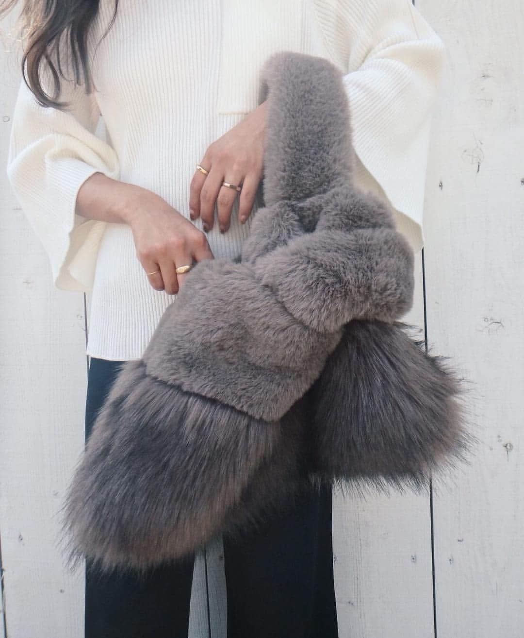佐野真依子さんのインスタグラム写真 - (佐野真依子Instagram)「即完売していた ファーバッグの2色が 再販開始❤︎ Fur Switching Bag ￥4,860 是非チェックしてみてね❤︎ @trunc88_official  #trunc88」10月1日 18時58分 - sanomaisanomai