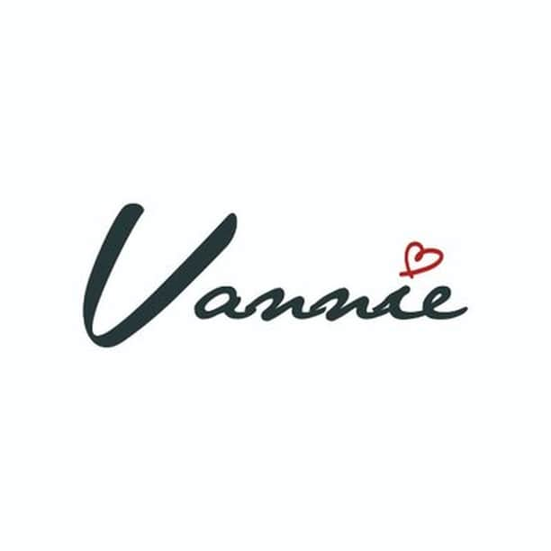 Vannie Officialさんのインスタグラム写真 - (Vannie OfficialInstagram)「ㅤ ▓ Director卒業のご報告 ▓ㅤ ㅤㅤ 2018年10月1日(月）にて、現Directorの山崎えりかはVannieTOKYOを卒業させていただくことをご報告させて頂きます。ㅤ ㅤ VannieTOKYO立上げ時より、次なる野望のために30歳になる年にDirectorを卒業すると決めていました。ㅤ ㅤ これからは、個人的に大好きなガーリー全開な制作活動に専念していきます。ひさしぶりにZINEなど作る予定です！ㅤ 個人アカウントにて随時ご報告致しますので、よければfollowお願いします＾＾ → @eriparaq  ㅤ そして！ㅤ 卒業にあわせて、本日より今までの感謝の気持ちを込めて「大感謝SALE」を開催致します。 是非ご覧くださいませ。ㅤ ㅤ 今まで本当にありがとうございました！ ブランド自体はなくなりませんので、引き続きVannieTOKYOを宜しくお願い申し上げます。 ㅤ 2018年10月1日(月）ㅤ VannieTOKYO / Directorㅤ @jesusshop.tokyo / Ownerㅤ 山崎 えりか（@eriparaq）ㅤ」10月1日 19時23分 - vannie__u