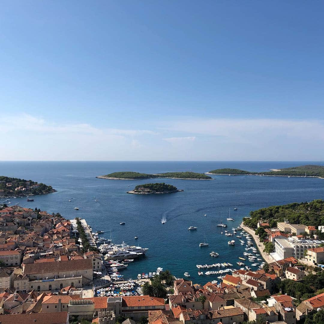 のインスタグラム：「* Haver🇭🇷 im letzten Monat  #haver  #フヴァル島  #クロアチア  #海の透明度がすごい  #ただ塩気もすごい #城塞までの道のりで大量の汗 #そこには息を呑む程の絶景 #機会があれば是非」