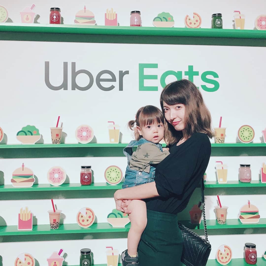 山本朋子のインスタグラム：「#ウーバーイーツ2周年 のパーティにご招待して頂きました💚 ありがとうございます🙇‍♀️ #実はヘビーユーザー #ウーバーイーツ #ubereatsjapan  #manhattanrollicecream  #ごちそうさまでした」