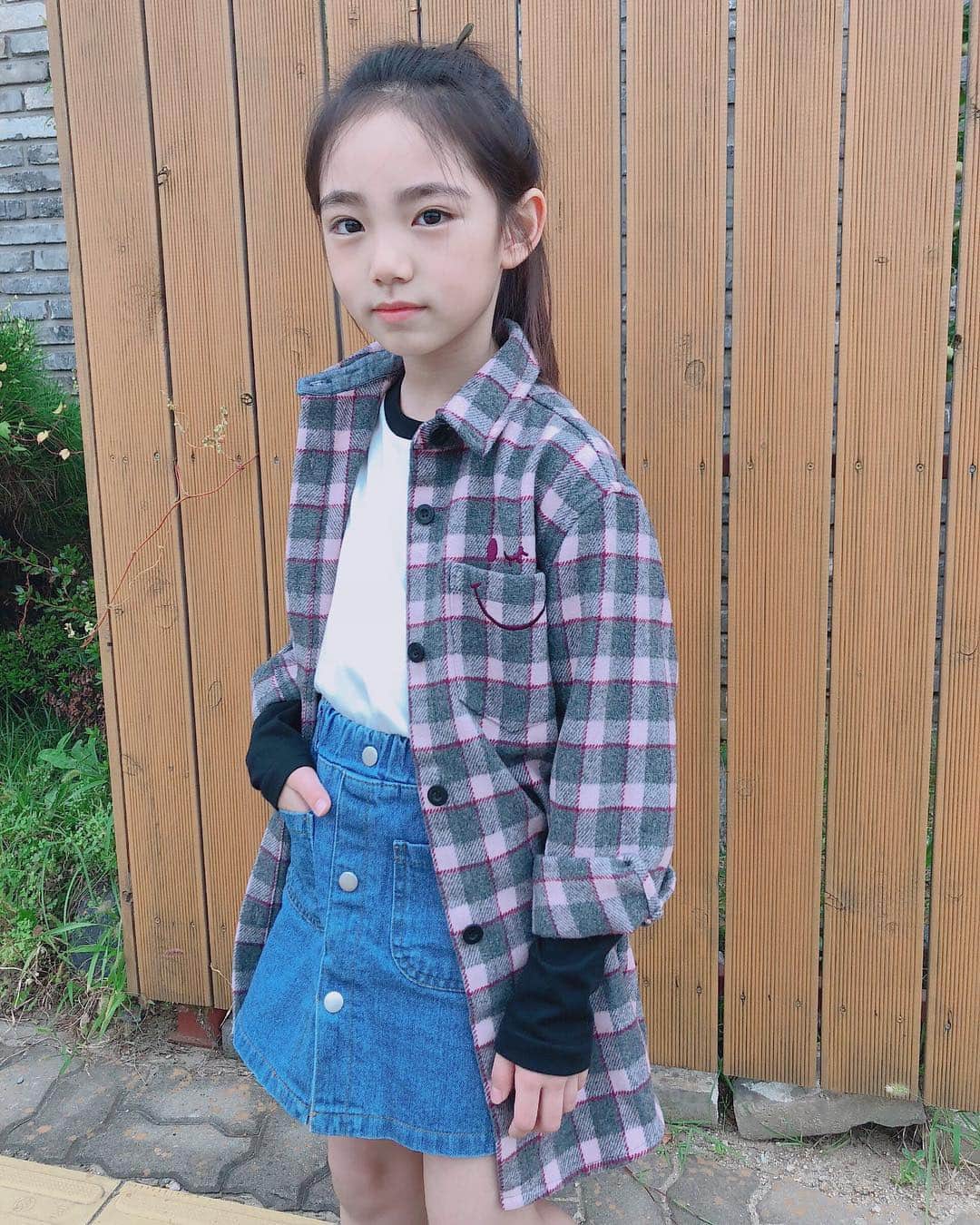ウンチェのインスタグラム：「. 낮에도 #쌀쌀 하다니요 , . . #완연한가을#🍁 #금방#겨울#올기세 - - - - #은채#이은채#eunchae #월요일#일상#딸스타그램#데일리룩 #폴햄키즈#polhamkids#오키도키폴햄 @polhamkids」