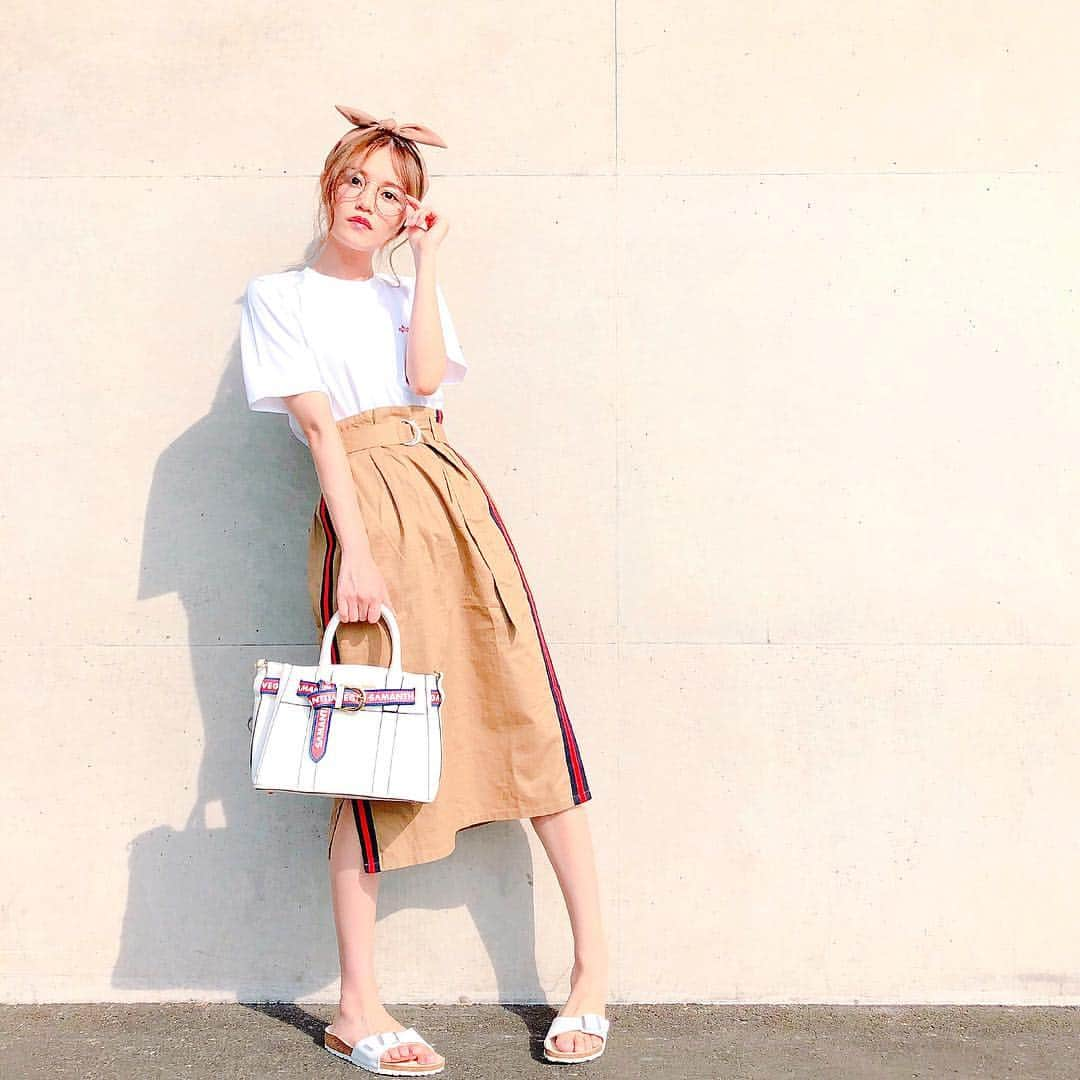 込山榛香さんのインスタグラム写真 - (込山榛香Instagram)「前の私服🍂 . . T-shirt→ #chuu  skirt→ #olivedesolive  bag→ #samanthavega  sandal→ #birkenstock . . #こみ服」10月1日 22時38分 - komiharu_official