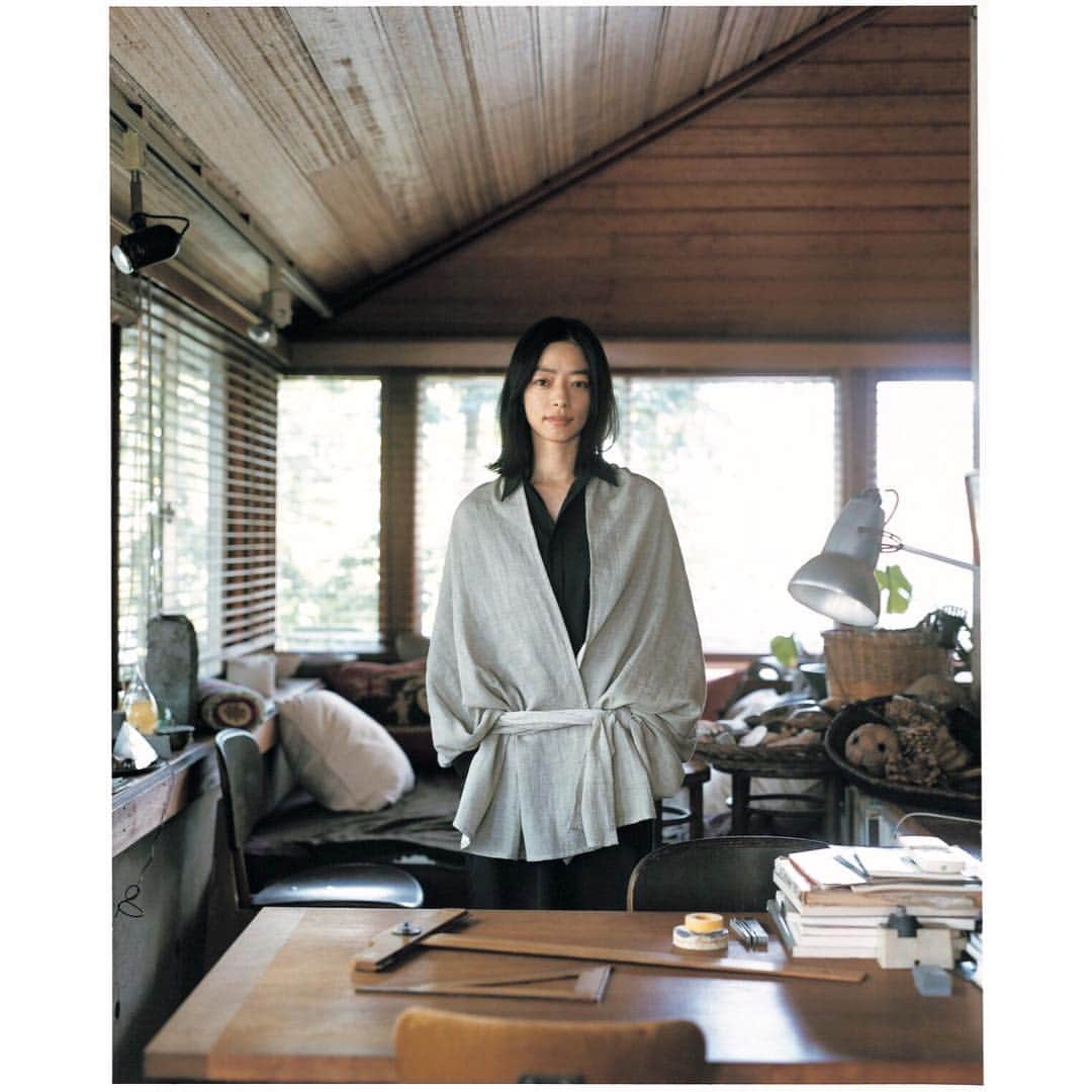 市川実和子のインスタグラム：「暮らしの手帖、記念すべき70周年記念号にて、モデルとして一枚の布をまとっております。  十代の頃から読んでいた雑誌の撮影の日、珍しくどきどきしながら現場に向かいました。  聞けば、企画に関わる方のお知り合いだったり、ゆかりのある方にモデルをお願いすることはあれど、いわゆるモデルを使うのは、おそらく初めてのことなのだそう。  なんて光栄な！ ひらくと、ぴんと背筋が伸びるような雑誌の中で、純粋に被写体として立てたこと、まさにモデル冥利に尽きる出来事でした。  この写真は、とても暑い夏の日に、建築家の阿部勤さんのお宅で撮影しました。阿部さんは遊びごころ溢れる素敵なご自宅そのままに、とても軽やかでユーモアのある方でした。 撮影中の待ち時間、木漏れ日が落ちるお庭を眺めていると、草が一本だけ揺れていました。風もなく、誰もいないのに、ひらひらと。 あれーと思って見ていると、阿部さんにどうしたのと声をかけられました。「そこで一本だけ草が揺れているんです」と言うと「ああ」とおっしゃって、そちらの方に手を差し出しました。 そしたら、それまで不思議に揺れていた草が、ぴたりと止まったのでした。 阿部さんは、「ね」と言うように、ちらりとこちらを見たあとは、何もなかったような顔で違う方を向いていらした。 狐につままれたとはまさにこのこと。あれは本当になんだったのかな、魔法かな。 ついつい長文になってしまいましたが、暮らしの手帖10ー11月号、どうぞご覧ください。」