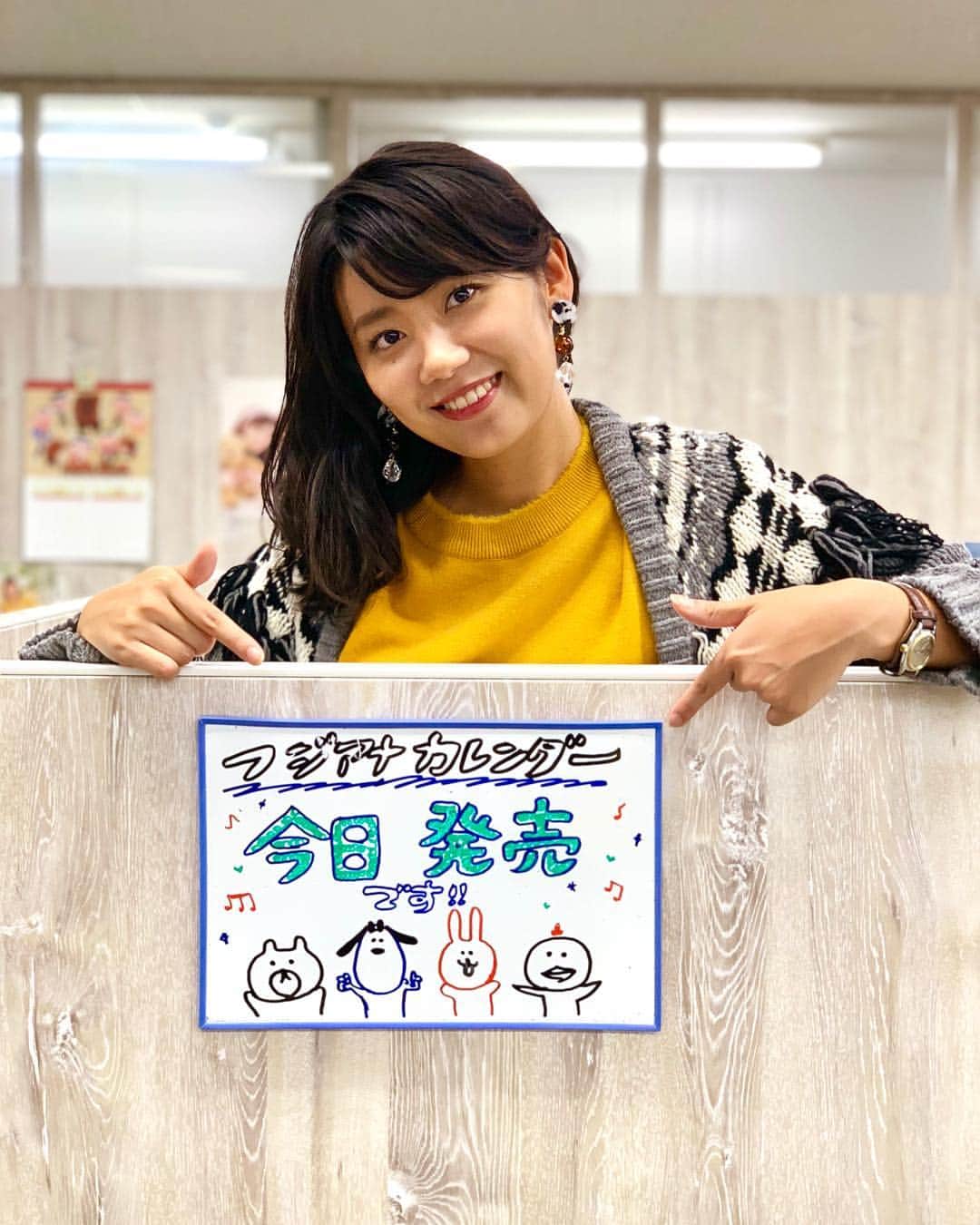 フジテレビアナウンサーのインスタグラム：「本日10月1日、いよいよフジテレビ女性アナウンサーカレンダーの発売日を迎えることができました！ということで、今日は新美P自らお知らせです😇  今回の発売に合わせ、9月29日にはアナウンサーカレンダー発売記念スペシャルトークショーを開催✨ それぞれカレンダー撮影時の衣装を着て、映画の完成披露試写会さながらの登場…  クイズに、胸キュンに、メッセージ入りクリアファイルの抽選会と続くイベントの中、アナウンス室一のInstagramフォロワー数を誇る久慈アナによるインスタ映え写真講座もありましたが、腕前をお見せする時間が足りず…😢 ということで、アナウンス室に戻ってから1枚目の新美Pを久慈アナに撮ってもらいました📸出来栄えは、いかがでしょうか🤔？ ちなみに、イベントでは恒例の(にしていきたい)集合写真も📸ただ、なかなか1枚の写真に入りきらず…3枚お届け…！ 12月まで残り3ヶ月の2018年版カレンダーと合わせて、2019年版カレンダーも宜しくお願い致します☺️💓 イベントの様子は、後日#FODアナマガ でも公開予定！お楽しみに😎  #新美有加 #永島優美 #久慈暁子 #井上清華 #杉原千尋 #榎並大二郎 #フジテレビアナウンサー」