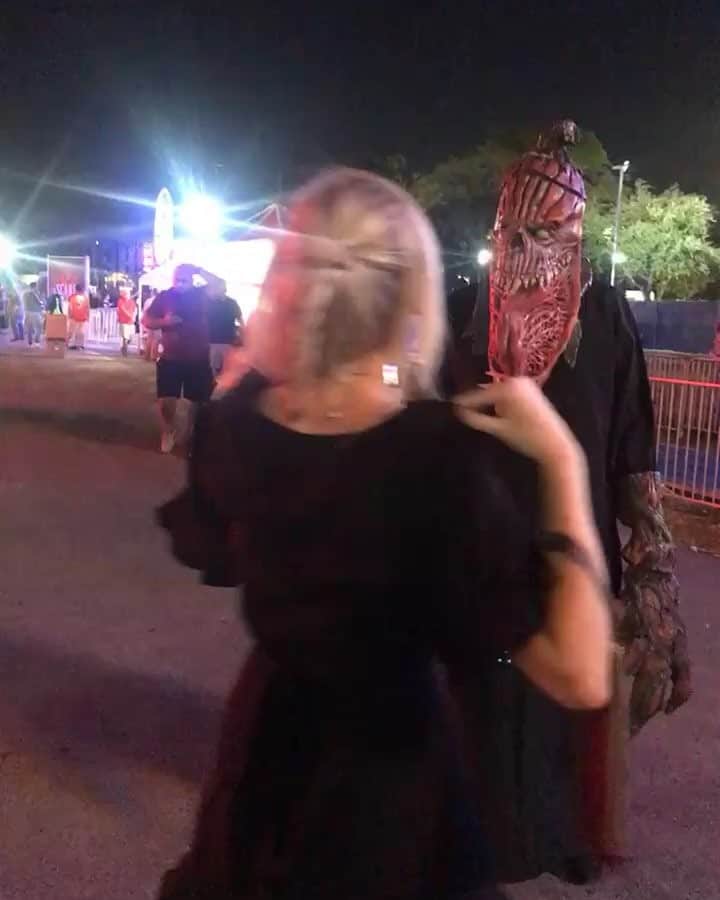 Mia Diazのインスタグラム：「Halloween 🎃 It was great partnering with @houseofhorrormiami  this year.  I had such a great time! The set up and decorations were amazing and the houses were SCARY! If you want to see the fun I had please check the rest of my pics and videos in my highlights above ⬆️⬆️⬆️ 🎃🎃🎃🎃🎃🎃🎃🎃🎃🎃🎃 #houseofhorrormiami #halloween #miadiaz #scary #miamievents #miami」