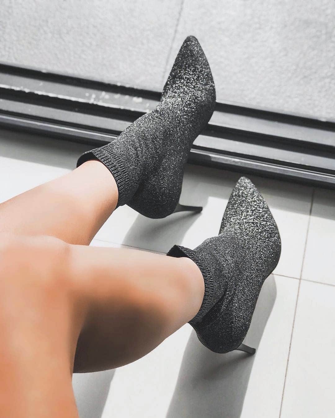ポーララビクトレーのインスタグラム：「Kicking off October with a little sparkle in the Daphne #boots 🍂 @joiceoliveira」