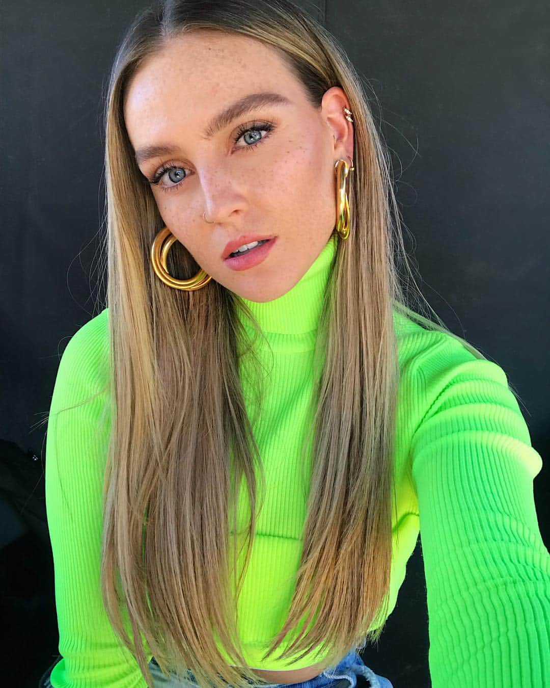 ペリー・エドワーズさんのインスタグラム写真 - (ペリー・エドワーズInstagram)「A woman like me wears green to be seen! 🐸  The feedback on the single has been amazing! I love you all to the 🌙 and back!」10月16日 23時27分 - perrieedwards