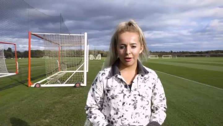のインスタグラム：「Welcome to the team, @livcookefs! 🙌😀. She becomes the first freestyler to join @commongoalorg ⚽️❤️🌍 @sio_chamberlain @goalglobal @wearethecp  PS: please don’t try the shin keepy-uppies at home 🧐😏」