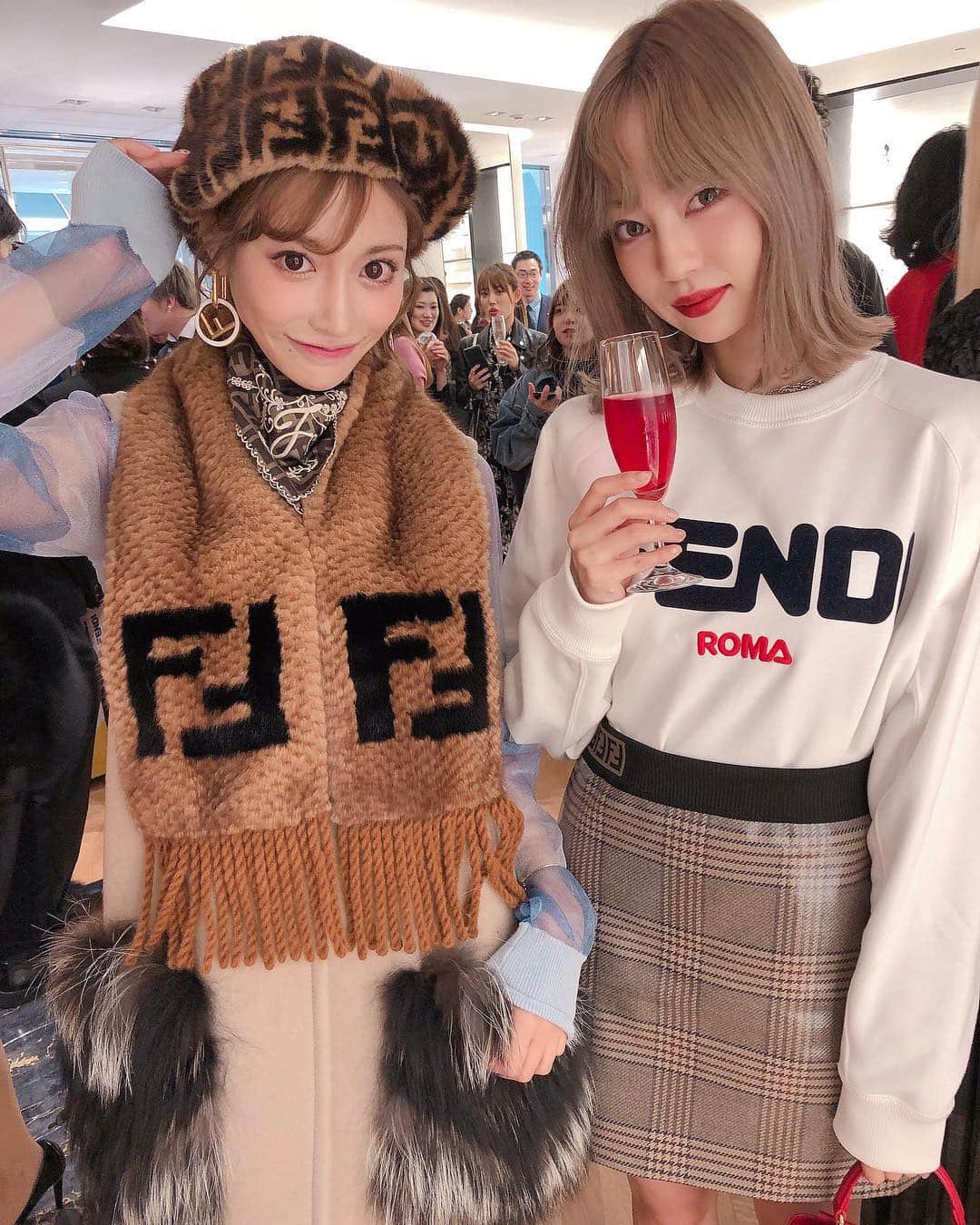 明日花キララのインスタグラム：「. ローンチパーティーで大好きな姫たちとも会えた！！！🖤👼🏻🖤 . #fendimania #ginzasix」