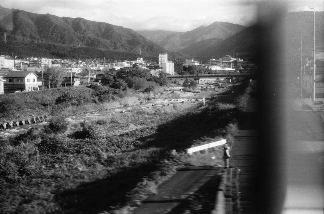 田島貴男さんのインスタグラム写真 - (田島貴男Instagram)「旅の犬。 #フィルムカメラ #leica #ektar100  #ilforddelta100  #summicron50  モノクロは #自家現像」10月16日 15時54分 - tajimatakao