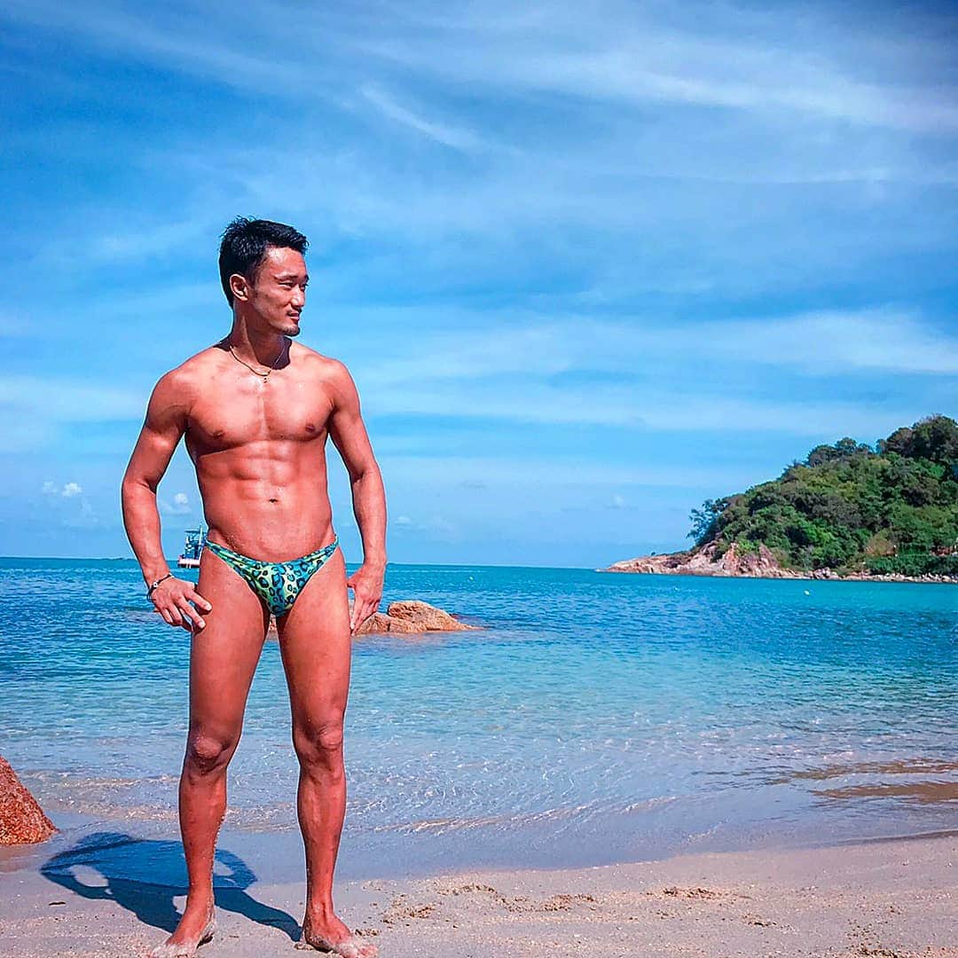 梅野源治のインスタグラム：「人生初のTバックデビューw  #恥ずかしいからすぐに着替えた w #サムイ #海がメチャクチャあったかい #kohsamui」