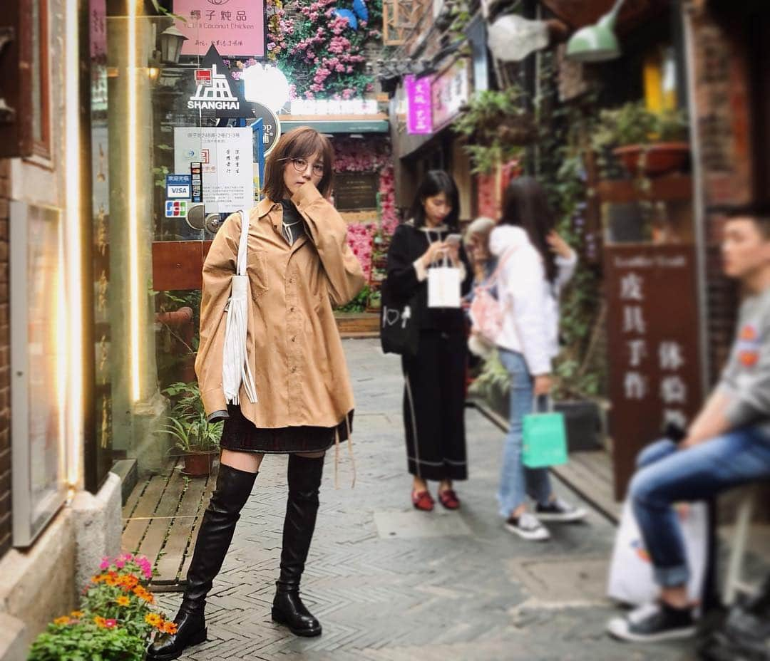 本田翼さんのインスタグラム写真 - (本田翼Instagram)「👲🏻 街歩き🚶‍♀️ tops&shirt @facetasmtokyo  boots @zara  bag @loewe」10月16日 16時35分 - tsubasa_0627official