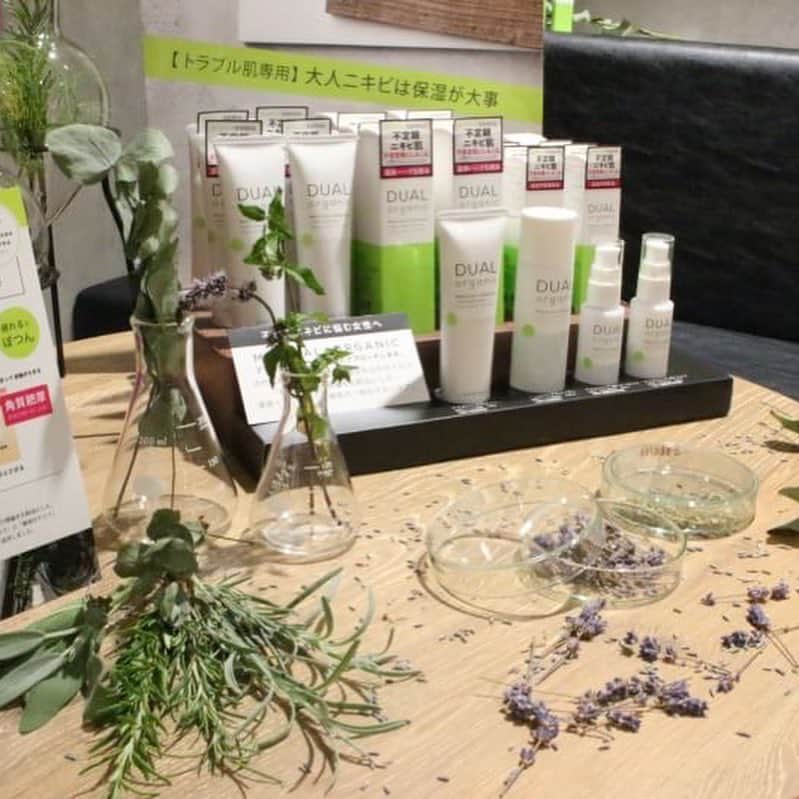 Dualorganicのインスタグラム：「イベントレポート 統合ビューティー+×DUAL ORGANIC 頑張る女性を笑顔にするDUAL ORGANICが、 『大人女性のストレス改善セミナー』を開催。  講師は、準ミスワールド日本代表で、モデル、キャスター、女優、タレントなどさまざまな顔を持つ自然療法“メディカルアロマ”のスペシャリスト・大工原　忍（だいくはら・しのぶ）さん。  博識で純粋でキラキラの笑顔は、女性の憧れです❤️ テーマのストレスについて 人はストレスを受けると自分の体調を復活させるために、糖質コルチコイドといわれる抗ストレスホルモンが出てきます。それが出る時に男性ホルモンも一緒に出てしまうと言われていて、大人ニキビにもつながることもあるそうです。  アロマ（精油）は嗅覚療法で脳に作用してホルモンの体調を整えることができるので、「いい香りを嗅ぐことで普段からストレスにならないようにしていくというのが大事」とのこと。精油成分は香りと一緒に鼻から入り脳に届くまで0，2秒とも言われ、即効性が高いようです。 実際に色々な精油を嗅いで自分の身体が欲している香りを探す体験では、みなさん真剣に「くんくん」嗅いでました。  DUAL ORGANICに配合している精油のラベンダーはリラックス、セージは女性ホルモンを整えるのが得意、と大人ニキビに悩む女性の味方の香り。 天然植物精油の香りを深く吸い込みながらお肌のお手入れをすることは、とても有効だそうです。  ぜひ毎日のスキンケアに取り入れてみてください☺︎ ＃デュアルオーガニック＃DUAL ORGANIC＃医薬部外品＃オーガニック＃オーガニックコスメ＃オーガニック化粧品#ゆらぎ肌＃精油＃植物＃ハーブ＃ストレス＃ストレスニキビ＃大人ニキビ＃アクネケア＃美肌＃スキンケア＃敏感肌」