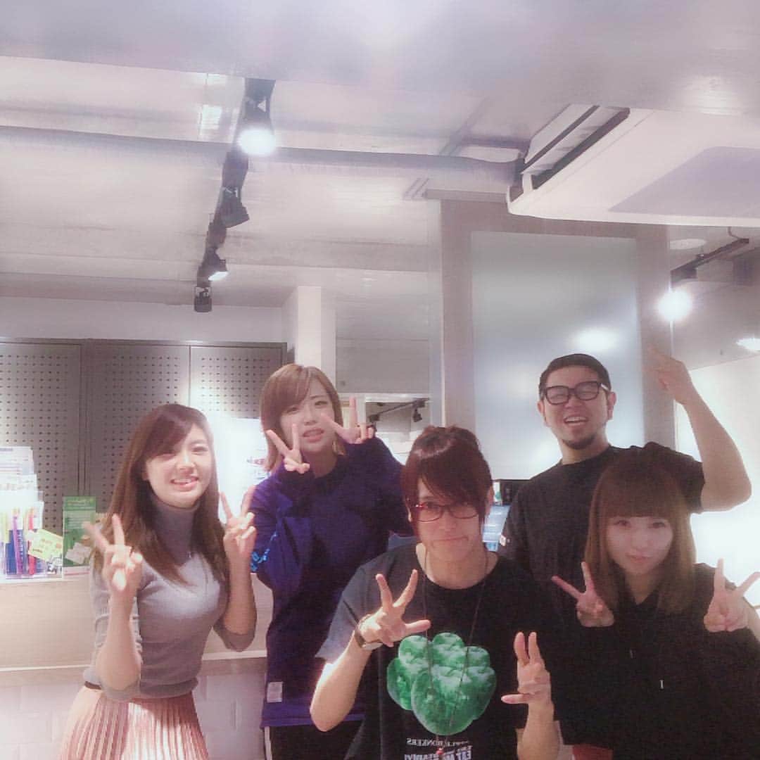 のインスタグラム：「コヤス先生間も無く開業 ㊗️オメでとうございます㊗️ 我が主治医の新しい活躍の舞台に遊びに行って来ました。 うちの天才デザイナーたけ兄こと 竹内氏のデザインも散りばめてあっていろんな趣向ありで楽しい。 一瞬で終わるホワイトニングすげぇ。 これからもお世話になります！そして益々の発展をお祈りしています😬✨ #中目黒コヤス歯科 #中目黒 #DrCOYASS #ウォーキングデッドが流れる歯医者 #治療中に銃撃戦の音は笑てまう #治療が終わった瞬間にEDテーマが流れる歯医者 #日出ズル場所 #瞬殺ホワイトニング #スタッフ粒ぞろい」