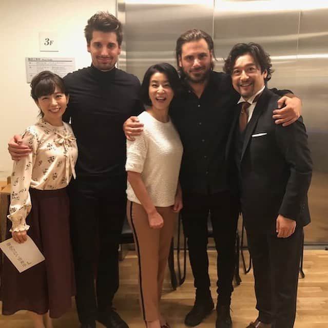 高嶋ちさ子さんのインスタグラム写真 - (高嶋ちさ子Instagram)「初めて至近距離で2cellos 見た〜！！！#題名のない音楽会 11／10放送です 職権濫用で息子も聴かせて見させて頂き、親子で盛り上がりました しかし、こんなカッコいい生き物が地球上にいるとは…私の周りには似て非なるものしかいない。 夜ルーシーが帰宅して、夜中までストラド仲間とバーで一杯！アルコールがダメな私にも優しいバーでした。 息子の顔にスタンプとか出来ない雑な母親より」10月16日 16時55分 - chisakotakashima