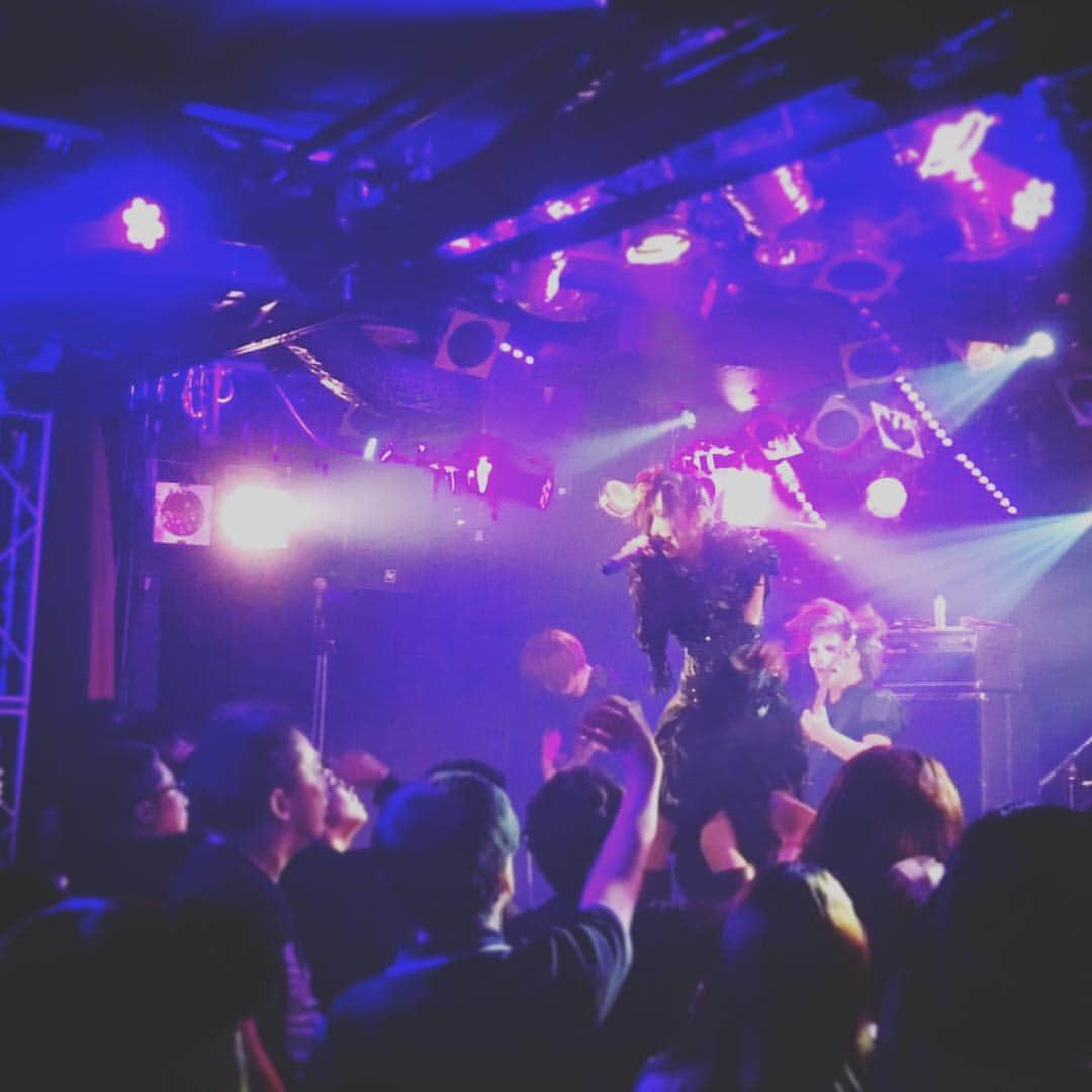 矢島舞依さんのインスタグラム写真 - (矢島舞依Instagram)「2018.10.15 * * Thank you Shinjuku!! * * 『Bloody Halloween ～吸血鬼達の夜狂会～』 最狂に楽しい夜でした！！ そして、 主催のVAMPIRE ROSE、ローズ伯爵改めてお誕生日おめでとう御座います🌹✨ 同種族とはいえジャンルの違う界隈に蠢く我らを召喚して頂き、とても嬉しく光栄でした！ * 見事に調教...もとい洗脳！...もとい支配← の行き届いた暖かく素晴らしいしもべ達！ 我ら一族もまだまだ見習わなければならないね🤘 そうは言っても、我らももう少しで灰になるくらいに内から燃え上がるような熱さで最高潮に高まったね。 * * それから初披露した新曲 🌹Velvet Rose🌹 如何でしたか？ 明日発売になる1stフルアルバムに収録される曲です。 3拍子メロスピという斬新かつ矢島舞依らしさのあるキラーチューン🤘❤︎ * 今日はフラゲ日！ 是非アルバムゲットして、是非感想を聞かせておくれ。 (* ˘ ³˘)♡ * * #矢島舞依 #yajimamai #halloween #vampirerose #ローズ伯爵 #live #visualkei #vampire #サバト #album #metal」10月16日 17時59分 - maisama.vampire