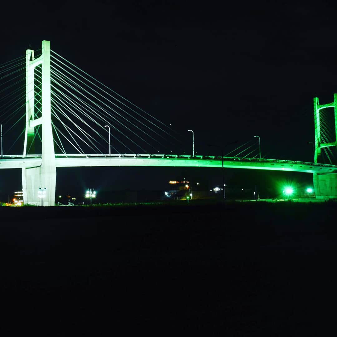 福島県さんのインスタグラム写真 - (福島県Instagram)「来て見て！相馬市の夜景 夜の相馬市では美しい夜景を見ることができますよ。写真は、松川浦大橋と相馬エネルギーパークのバイオマス発電所。相馬市を訪れた際には、ぜひ、夜景も観に行ってみてはいかがでしょうか。  #相馬エネルギーパーク #バイオマス発電所 #松川浦大橋 #松川浦 #夜景スポット #夜景 #相馬市 #soma #福島 #ふくしま #fukushima #ふくしまからはじめよう #futurefromfukushima #来て #japantrip #fukushimatrip #art_of_japan #instagramjapan #japan_of_insta  #insta_fukushima」10月16日 17時50分 - realize_fukushima