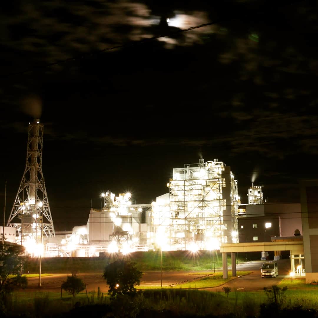 福島県さんのインスタグラム写真 - (福島県Instagram)「来て見て！相馬市の夜景 夜の相馬市では美しい夜景を見ることができますよ。写真は、松川浦大橋と相馬エネルギーパークのバイオマス発電所。相馬市を訪れた際には、ぜひ、夜景も観に行ってみてはいかがでしょうか。  #相馬エネルギーパーク #バイオマス発電所 #松川浦大橋 #松川浦 #夜景スポット #夜景 #相馬市 #soma #福島 #ふくしま #fukushima #ふくしまからはじめよう #futurefromfukushima #来て #japantrip #fukushimatrip #art_of_japan #instagramjapan #japan_of_insta  #insta_fukushima」10月16日 17時50分 - realize_fukushima