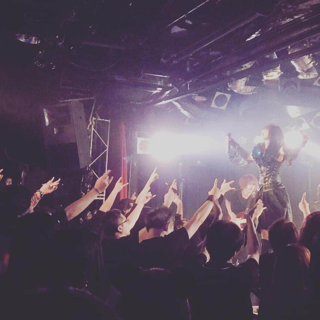 矢島舞依のインスタグラム：「2018.10.15 * * Thank you Shinjuku!! * * 『Bloody Halloween ～吸血鬼達の夜狂会～』 最狂に楽しい夜でした！！ そして、 主催のVAMPIRE ROSE、ローズ伯爵改めてお誕生日おめでとう御座います🌹✨ 同種族とはいえジャンルの違う界隈に蠢く我らを召喚して頂き、とても嬉しく光栄でした！ * 見事に調教...もとい洗脳！...もとい支配← の行き届いた暖かく素晴らしいしもべ達！ 我ら一族もまだまだ見習わなければならないね🤘 そうは言っても、我らももう少しで灰になるくらいに内から燃え上がるような熱さで最高潮に高まったね。 * * それから初披露した新曲 🌹Velvet Rose🌹 如何でしたか？ 明日発売になる1stフルアルバムに収録される曲です。 3拍子メロスピという斬新かつ矢島舞依らしさのあるキラーチューン🤘❤︎ * 今日はフラゲ日！ 是非アルバムゲットして、是非感想を聞かせておくれ。 (* ˘ ³˘)♡ * * #矢島舞依 #yajimamai #halloween #vampirerose #ローズ伯爵 #live #visualkei #vampire #サバト #album #metal」