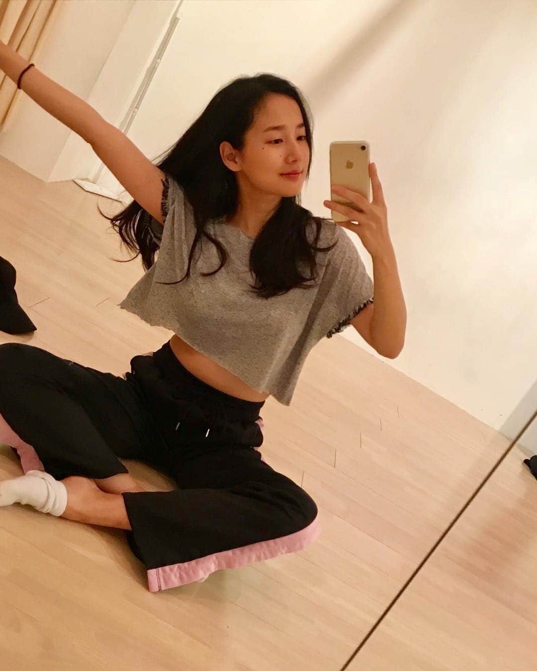 高嶋香帆のインスタグラム：「井上奈々ちゃん先生と、 @nanainoue0702  トレーニングしてます。 . 靴下の半履きはポリシーですん。 . むっちりお腹よ何処かへ行ってらっしゃーい🙌🙌🙌 . #お酒も辞めない #とことん私は自分に甘いのだ #followｍe #asiangirls #japanesegirl #ワークアウト」