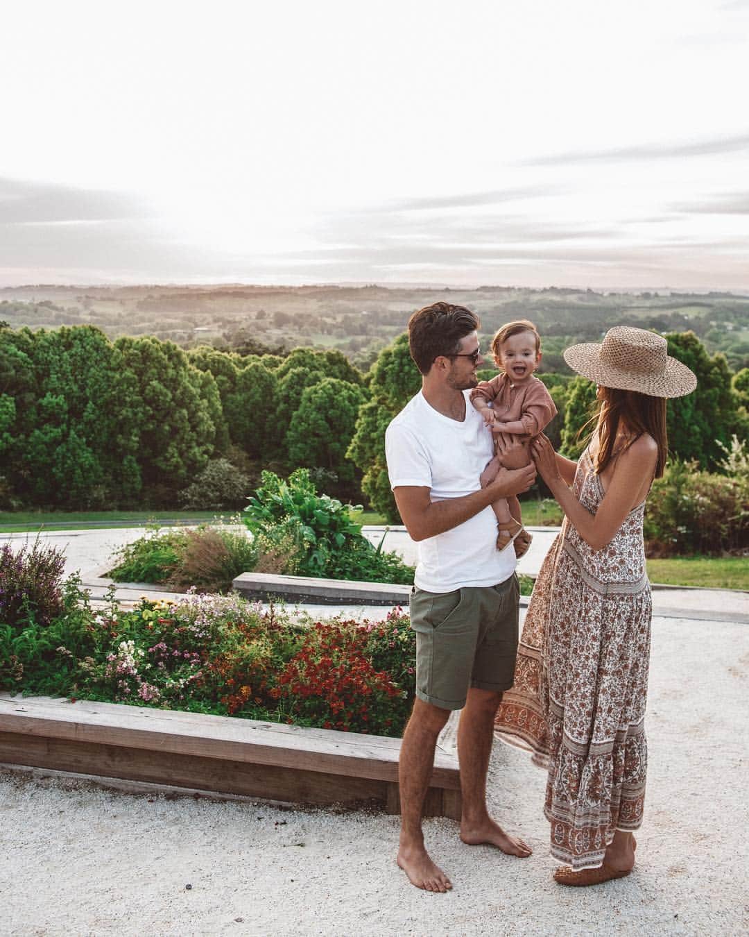 ジェシカ・スタインのインスタグラム：「And just like that I’ve had an unintentional month off social media... Ru was quite unwell for a few weeks last month, but recovered well enough for a little road trip with some of our closest friends. ✨ @templefarmhouse_byron」