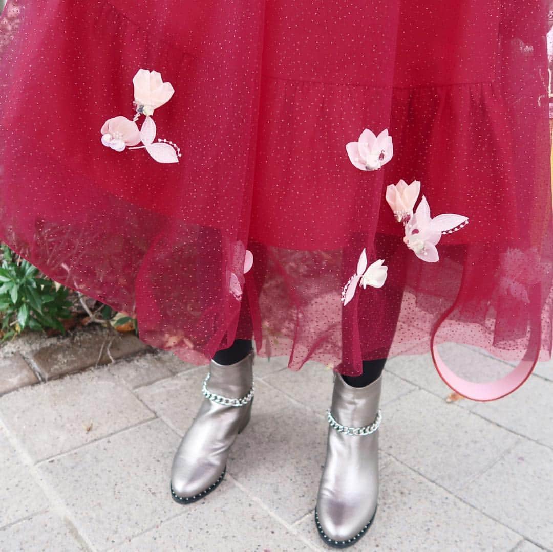 小川淳子さんのインスタグラム写真 - (小川淳子Instagram)「キラキラと輝くラメ入りのチュール生地が印象的なShiny Flower Skirtを主役に💞blackもとってもお勧めです💞 どんな着こなしにも合わせやすいLady Pearl Cardiganを合わせて♡  ラメ入りのドット柄のチュールスカートは歩くたびにふんわりと広がるシルエットが魅力で、フラワーモチーフが女性らしさを引き立ててくれます♡  #chesty#flowers#skirt#outfit#coordinate#fashion#ootd」10月16日 18時57分 - junkoogawa1225