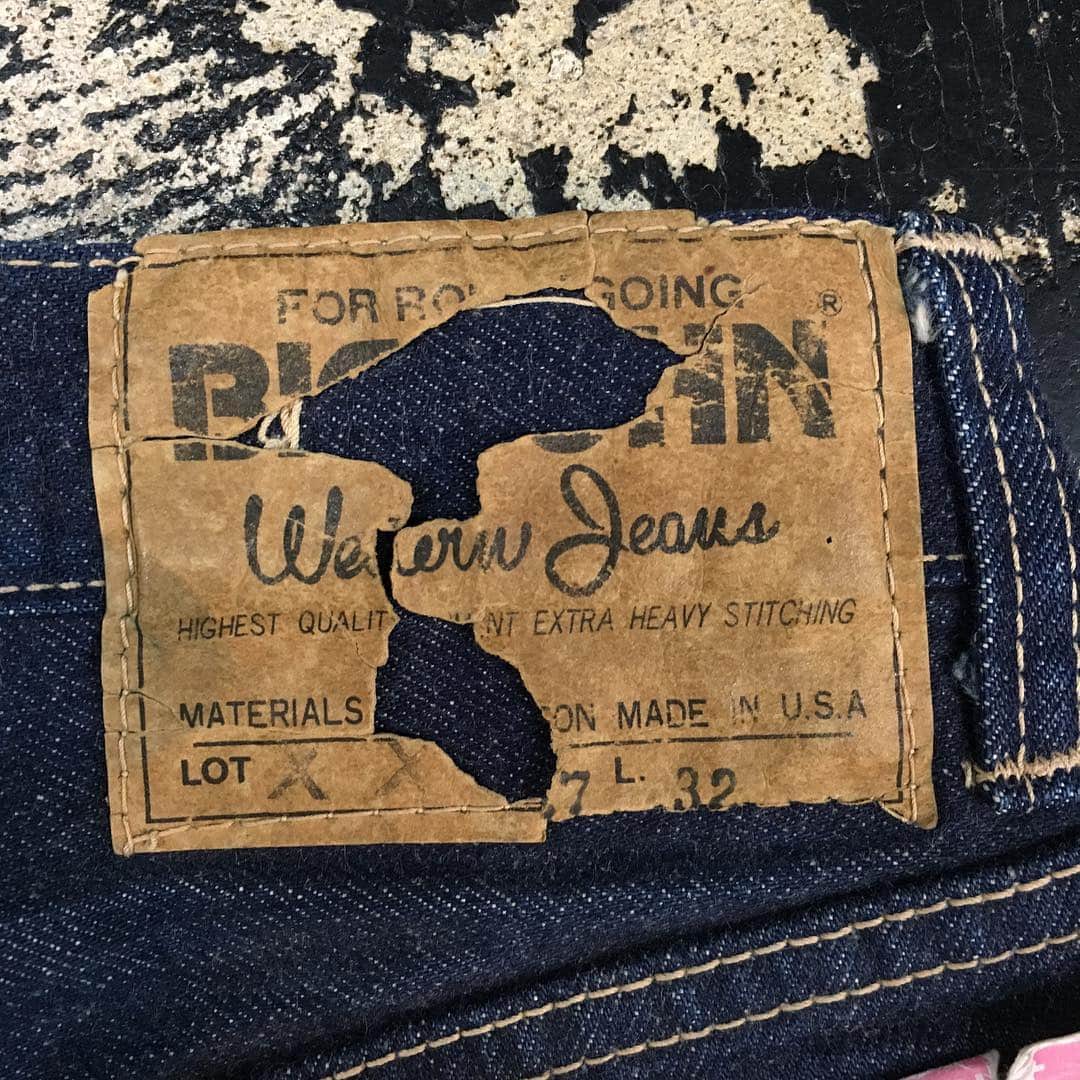 BIG JOHNさんのインスタグラム写真 - (BIG JOHNInstagram)「スタッフmatsuです。1968年M1002です。通称:ひょうたんロゴ。生地はアメリカから輸入し、日本で縫製されました。bigjohnブランド誕生、翌年の商品です。児島本店にて展示中です！ #bigjohn #bigjohnjeans #denim#jeans #okayama #kurashiki #kojima #indigo #outfit #japan #usa #1968」10月16日 19時05分 - bigjohnjeans