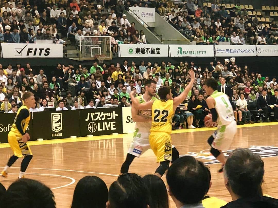 ステファニーさんのインスタグラム写真 - (ステファニーInstagram)「🏁🏀🔥💛 ラブリーな二人と従兄弟と応援に行った日！ やっぱりスポーツっていいね！ バスケっていいね！ 観る度立ち上がって応援してます…w 声を掛けてくれるファンの皆さんもとても温かくて 嬉しい限りです♡。 しかし、このゴリラちゃん達にモテたなーw ちなみに私、B.LEAGUEが開幕する前に お仕事をさせてもらったことがあるの！ (スライドしてみて) 今考えると凄いよね。 この時は、 応援したい！って偶然言っていたチームの人と結婚するなんて想像もしていなかったからね！ とにかく、一ファンとして応援するのだ！ #love #sports #basketball #bleague #sunrockers #friends #family #みんなで #しっかり被るタイプ」10月16日 20時08分 - steph_0928_