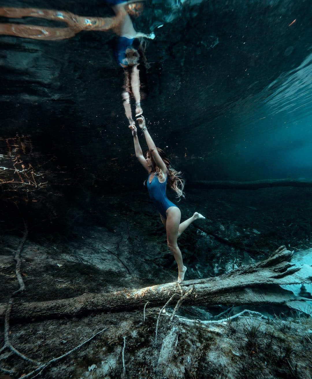 Elena Kalisのインスタグラム：「One spooky place in #floridasprings with @puhjyna 🌿💦」