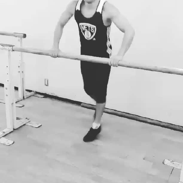 加瀬部駿介（フレンチぶる）のインスタグラム：「最初はみんなヘタクソからのスタートなんだね。  #フレンチぶる  #タップダンス #かぎしっぽ #先輩たちがニヤニヤ見てる #白黒にするとなんかの映画みたい」