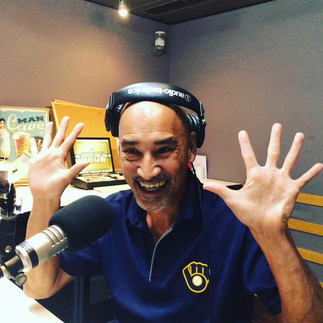 InterFM897さんのインスタグラム写真 - (InterFM897Instagram)「9pm- THE DAVE FROMM SHOW DJ : Dave Fromm Support DJ : ジョー横溝(Mon)、古川タロヲ(Tue)、Ali Morizuni(Wed)、ケチャップ(Thu)  デイブさんの歌のお兄さんならぬ、唄のおじさんポーズ🤗 #InterFM897 #dfs897」10月16日 22時00分 - interfm897