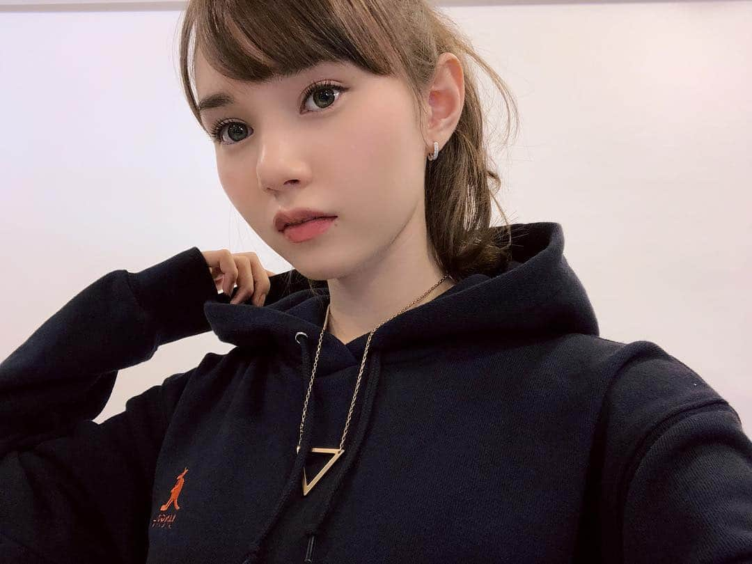 マーシュ彩さんのインスタグラム写真 - (マーシュ彩Instagram)「KANGOL REWARDとのコラボパーカー受注生産開始です☺︎ 自分の好みを詰め込みました！  完全受注生産です 今日から11/16(金)までとなってます  https://kangolreward.jp/smp/item/KR18CLB011.html」10月16日 22時17分 - ayamarshofficial