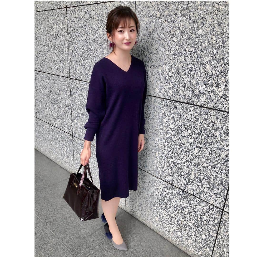のインスタグラム：「今日はフワフワの気分でした。﻿ ワンピースは黒に見えますが、紫です。﻿ 口紅はクラランスリップコンフォートオイル08番﻿ ダークなベリーカラーだけどオイルなので、﻿ シアー感と保湿効果で普段使いしやすいです。﻿ ﻿ #クラランス﻿ #リップコンフォートオイル  #リップコンフォートオイル08 ﻿ #ベリーカラー﻿ #秋ワンピ﻿ #秋メイク﻿ #女子力﻿ #エコファー﻿ #ootd﻿ #勝負服﻿ #ヘアアレンジロング  #ポニーテール﻿ #ダイアナパンプス #ハイヒールlovers  #可愛くなりたい」