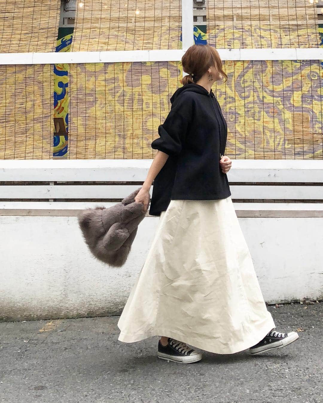 ❁coco❁さんのインスタグラム写真 - (❁coco❁Instagram)「【コーデ】GUオーバーサイズスエット♡ 2018.10.16 裏起毛のスエットパーカー  もう着られる季節になった✨ これ、形がかわいいっ！ お気に入りのスカートで  ゆる×ゆる ♡ バッグはエコファーだよ✨ ・ tops … #gu #ジーユー  skirt … #basement  MLサイズ bag … #karyn  shoes … #converse ・-------------------------------------------------------- 品名 … #オーバーサイズスウェットパーカー  価格 … ¥1990 カラー … ブラック サイズ … Mサイズ 🙎‍♀️ 身長 162cm 通常 M ---------------------------------------------------------- コーデ詳細は  画像をタップ 👆 さらに詳しい内容は ▶︎ ▶︎ @rococo39  プロフURLから アメーバオフィシャルBLOGにアップしてます ♡ ----------------------------------------------------------」10月16日 22時45分 - rococo39