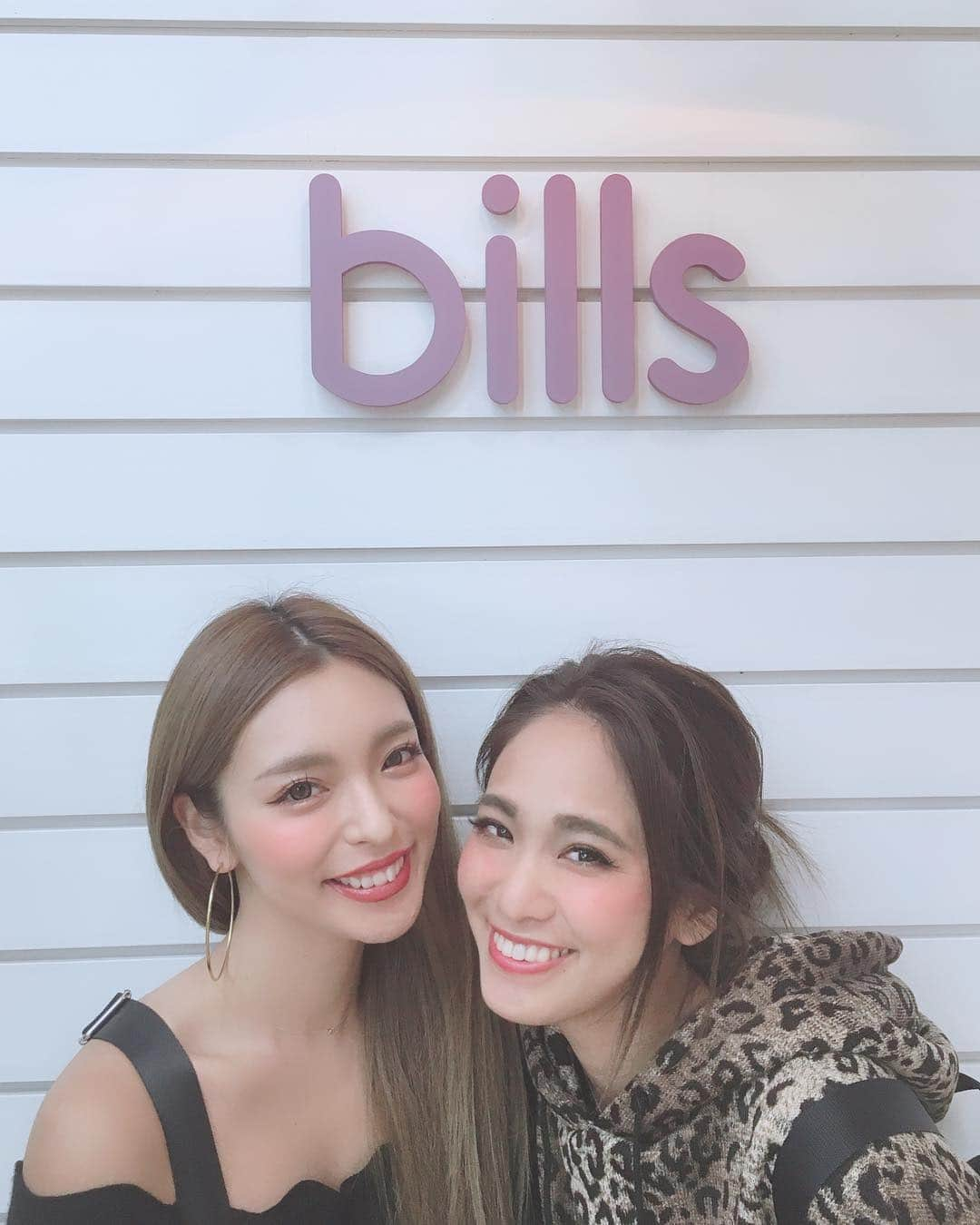 Hitomiさんのインスタグラム写真 - (HitomiInstagram)「＊ この前まりなん @maaarina0806 と billsでご飯食べました🍽 いつもイベント見に来てくれてるんだけど 今回もわざわざ大阪から会いに来てくれた☺️💕 お仕事忙しいのにありがとう！ とても楽しい２日間だった！！✨ だいすき❤️ . #friends #thankyou #ありがとう #happy #smile #me #girls #instapic #instaphoto #instagood #japan #makeup #lips #tflers #japanesegirl #love」10月16日 22時46分 - hitomi_01270